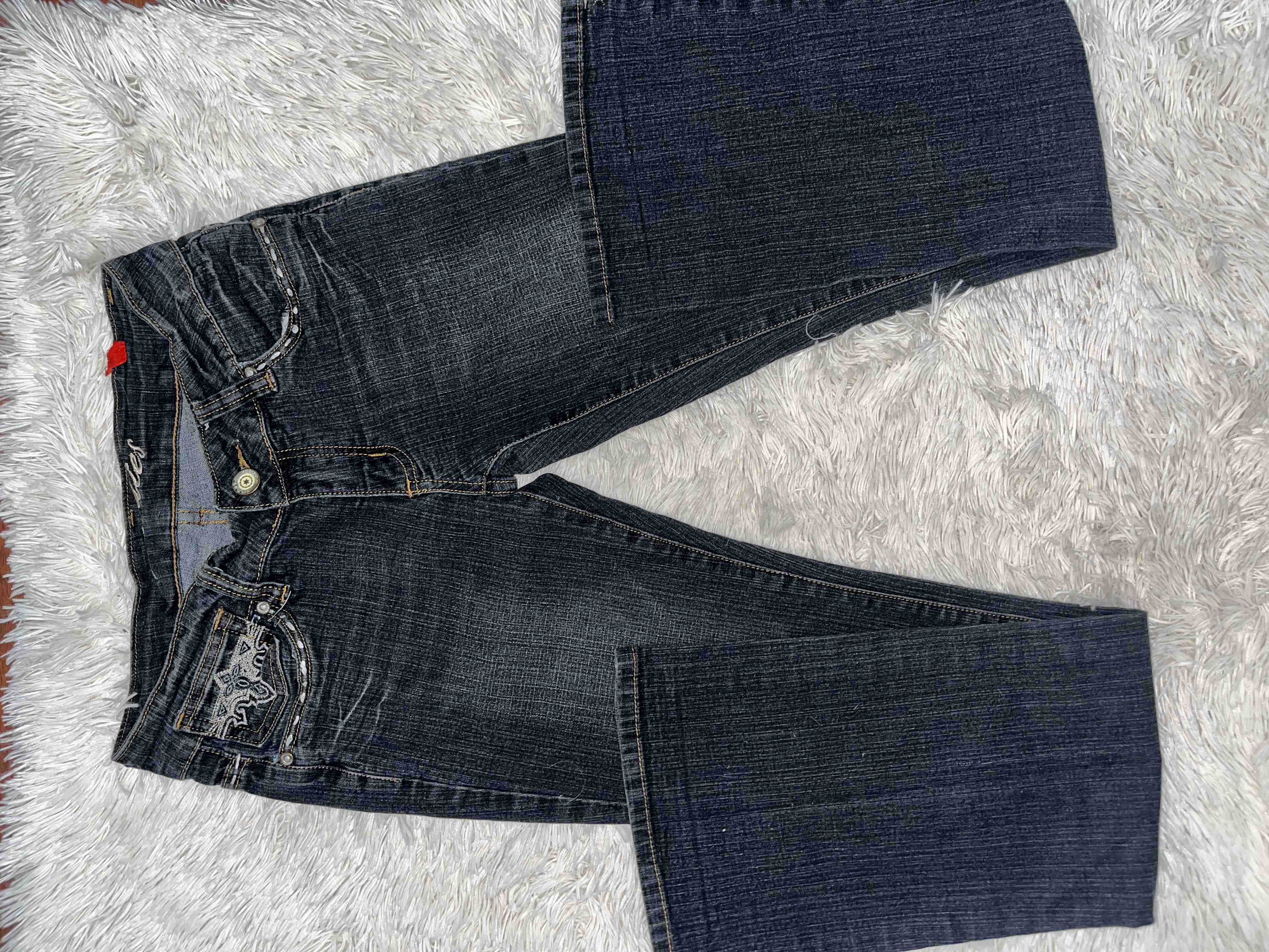 Jeans azul oscuro con bordado