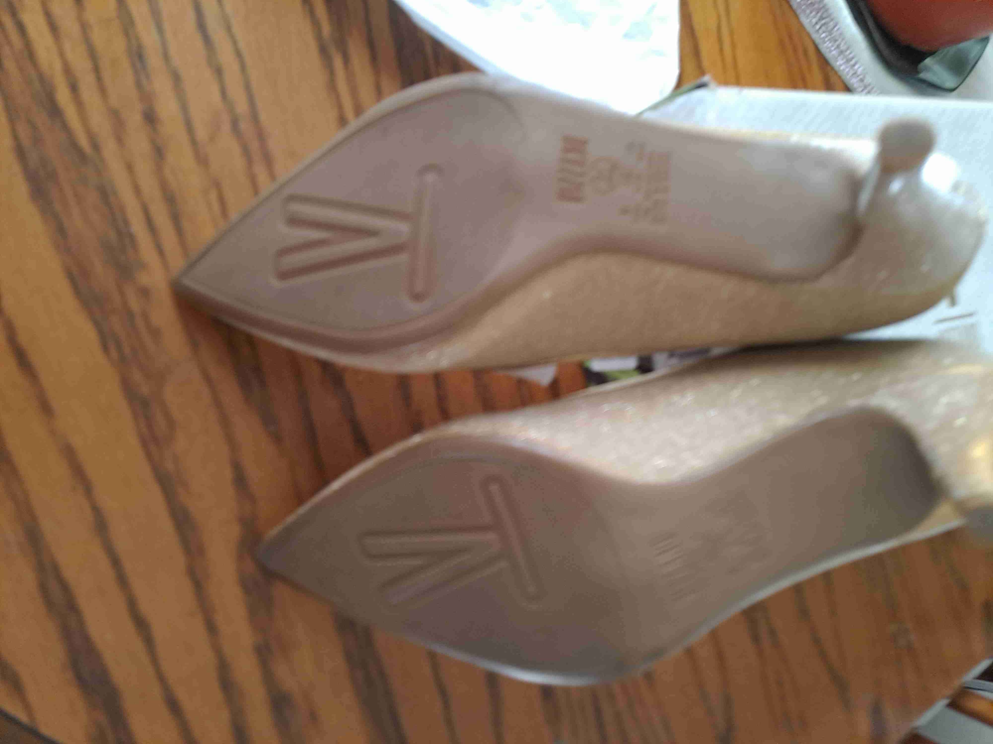 Tacones dorados con brillo Vizzano