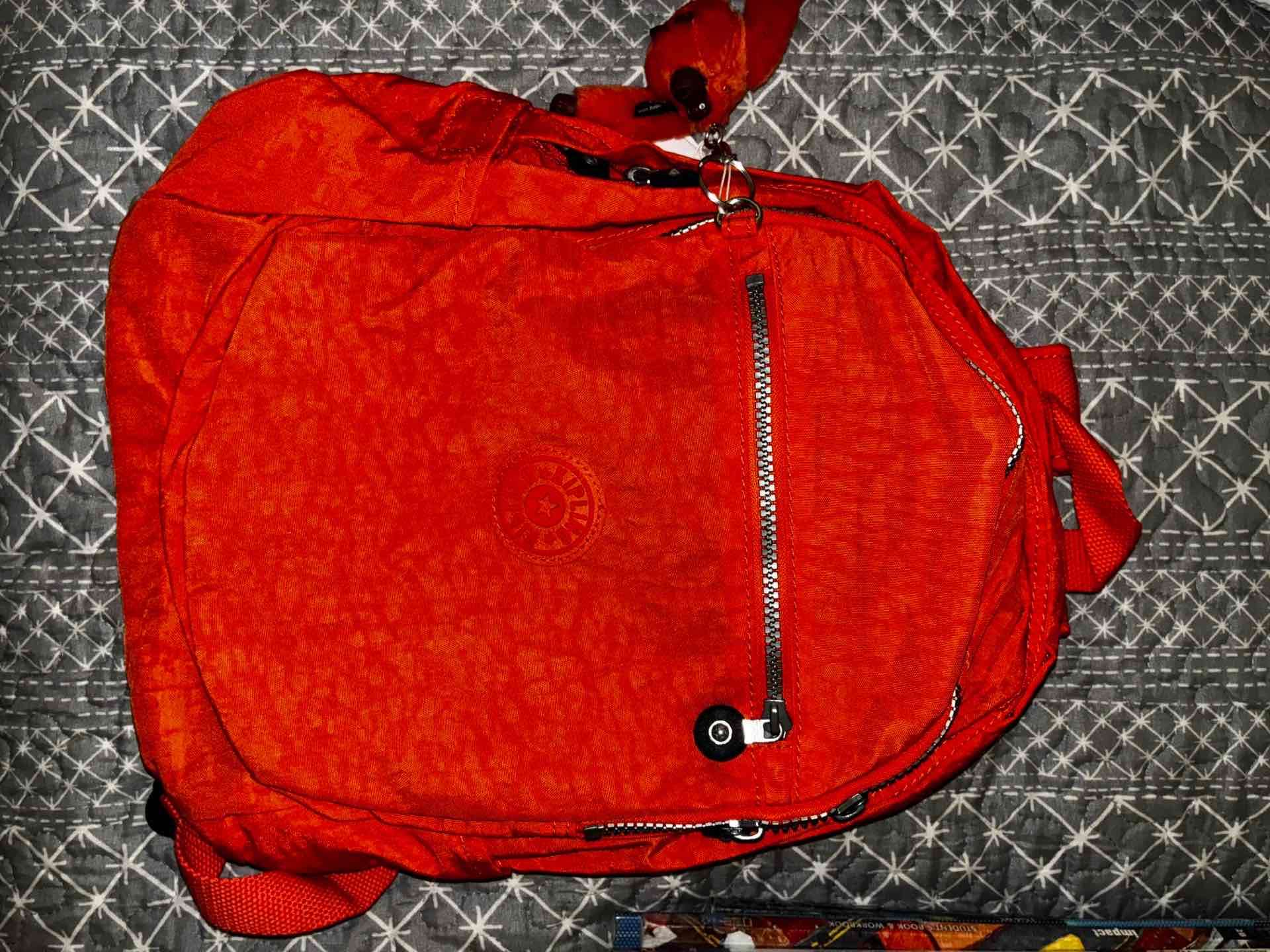 Mochila roja con bolsillo frontal