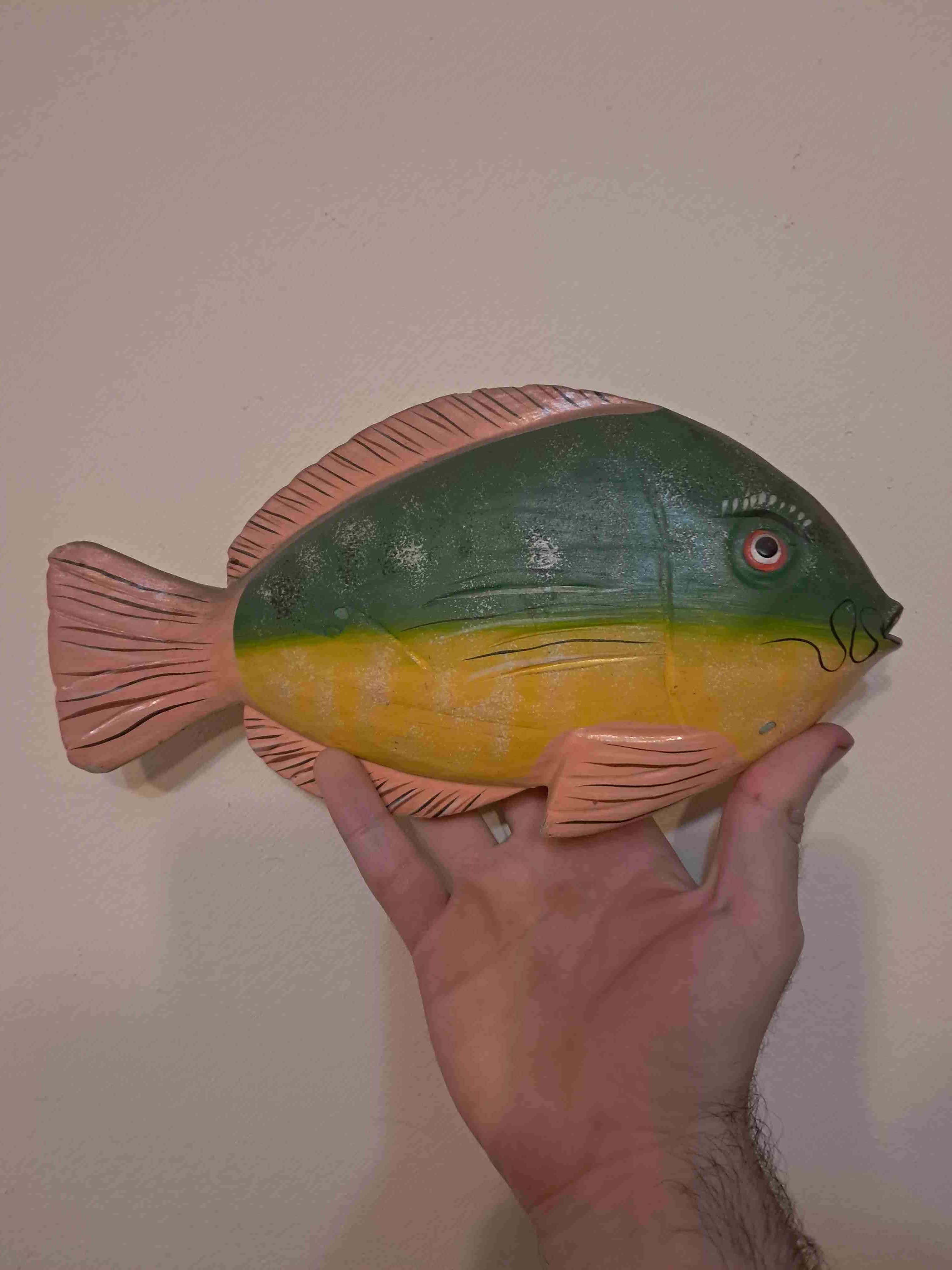 Figura decorativa de pez colorida