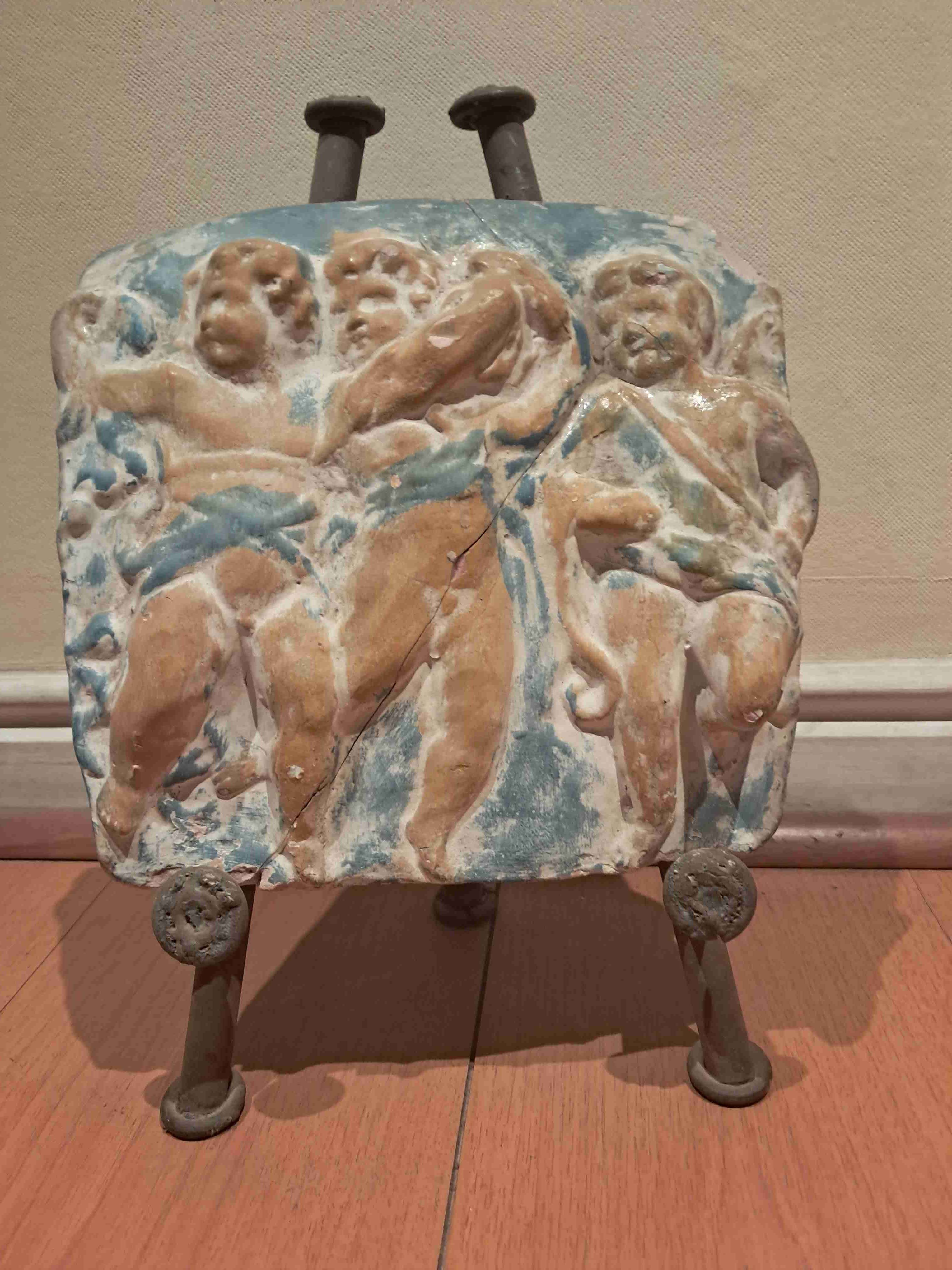 Bajorrelieve decorativo de querubines