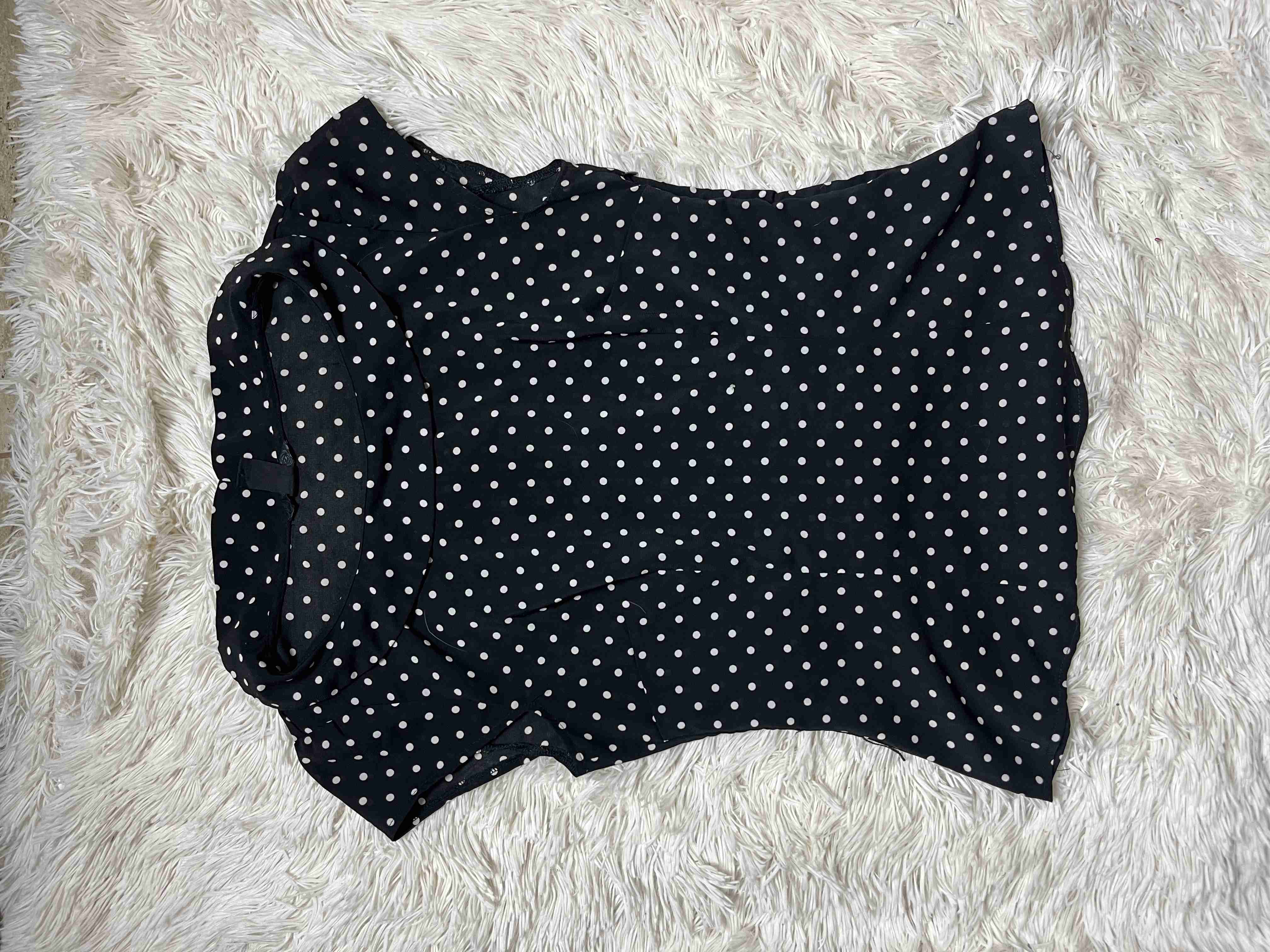 Blusa negra con lunares blancos - miniatura 2