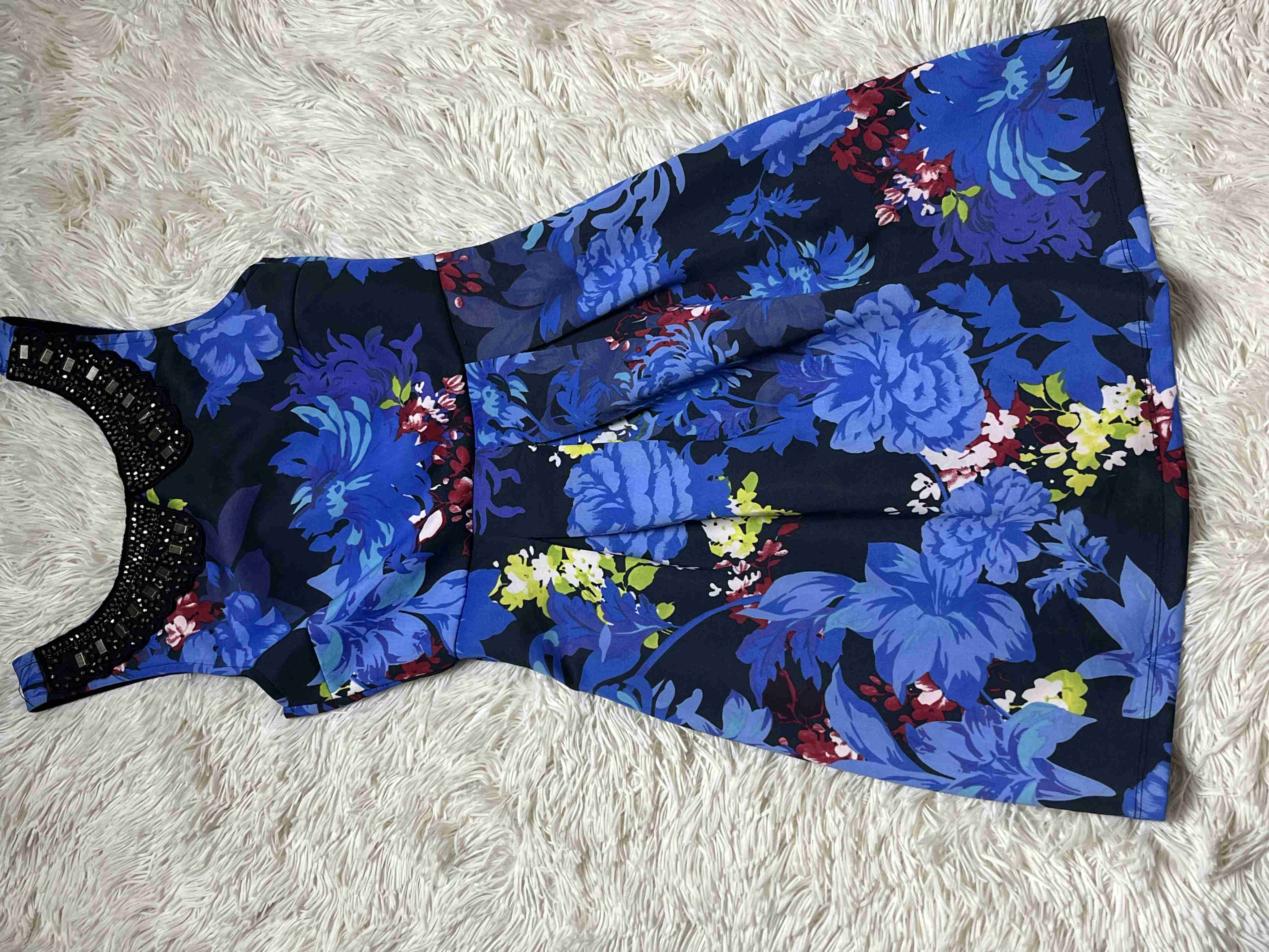 Vestido floral azul con cuello decorado