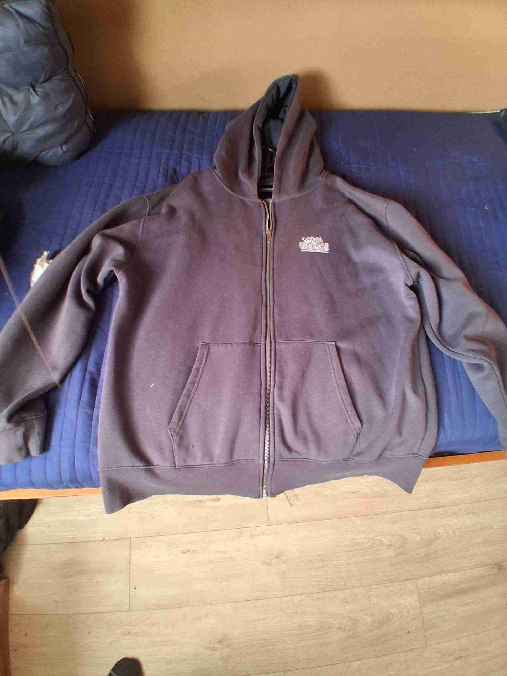 Polerón con cierre y capucha