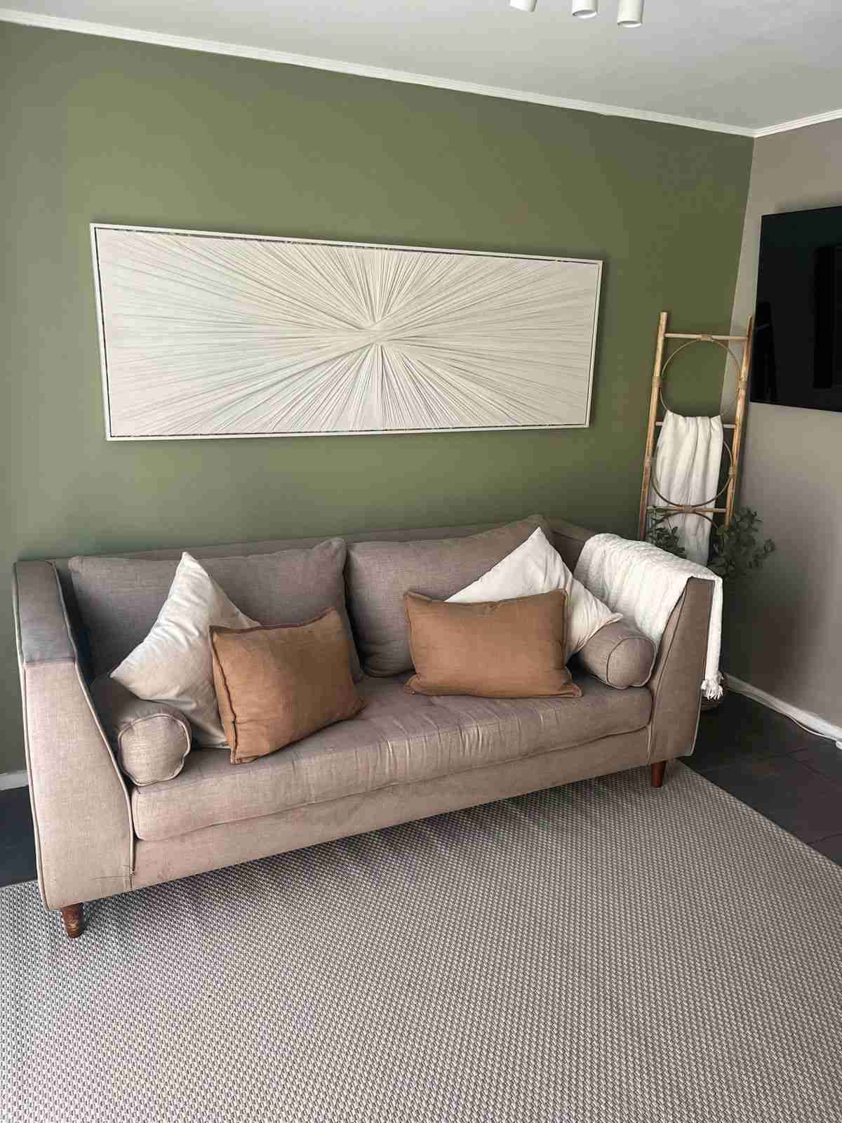 Sofá beige estilo moderno - miniatura 2