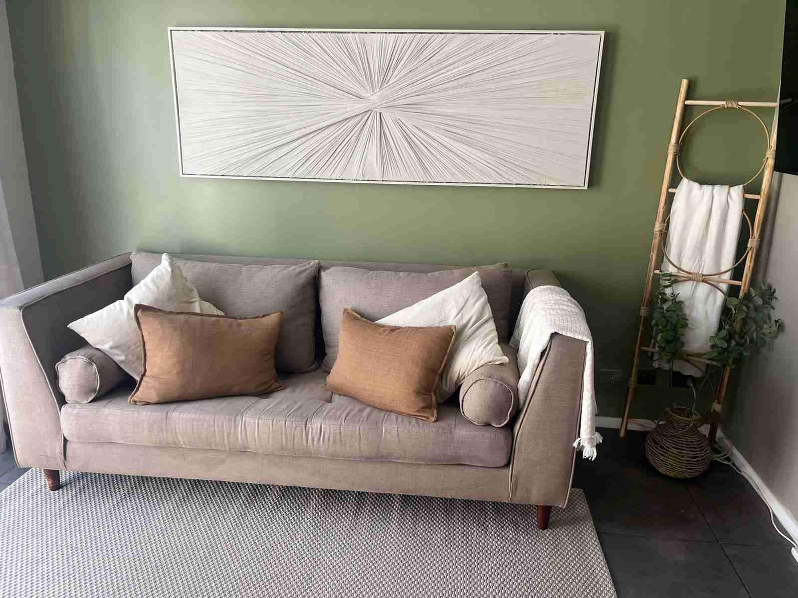 Sofá beige estilo moderno - miniatura 3