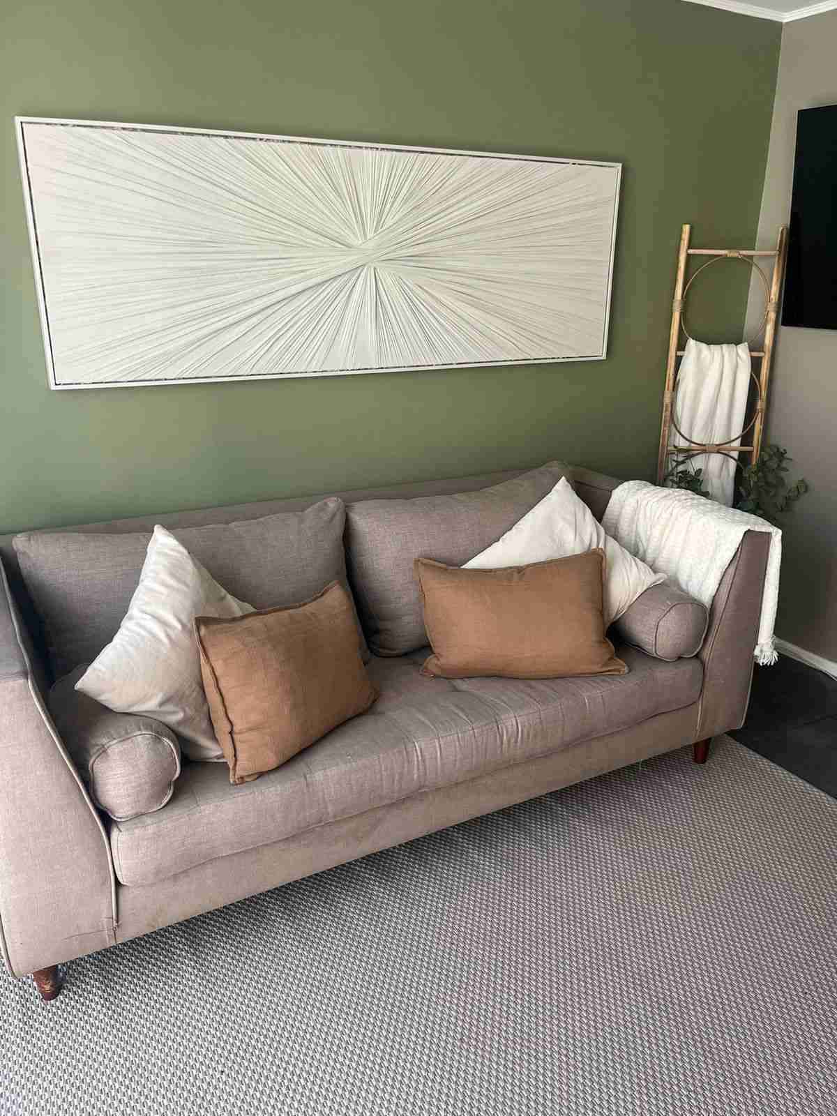 Sofá beige estilo moderno - miniatura 4