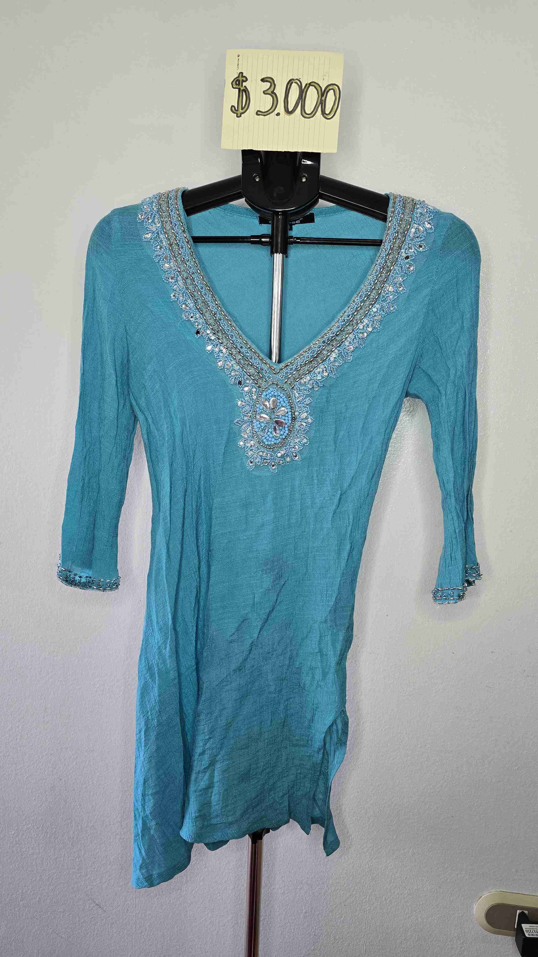 Blusa turquesa con bordados