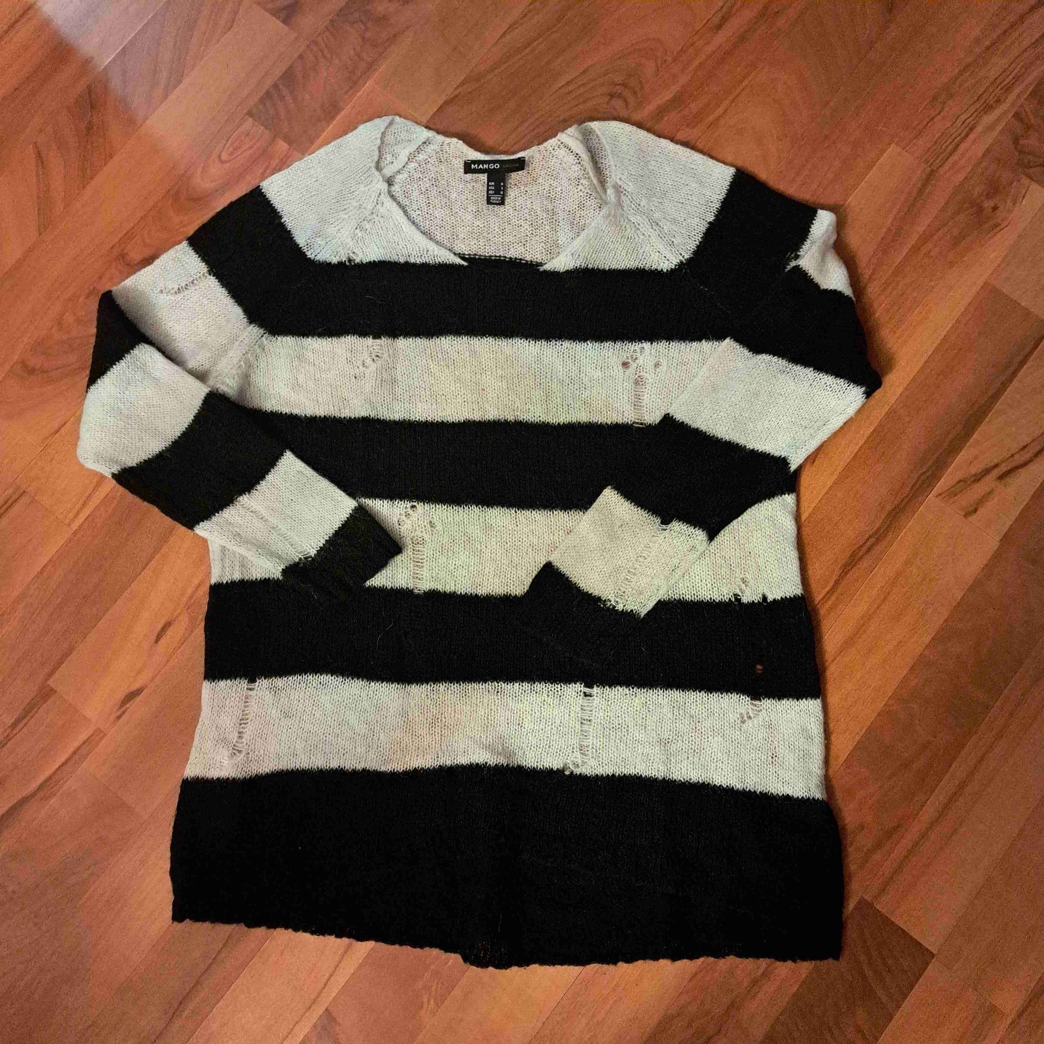 Suéter a rayas negro y blanco