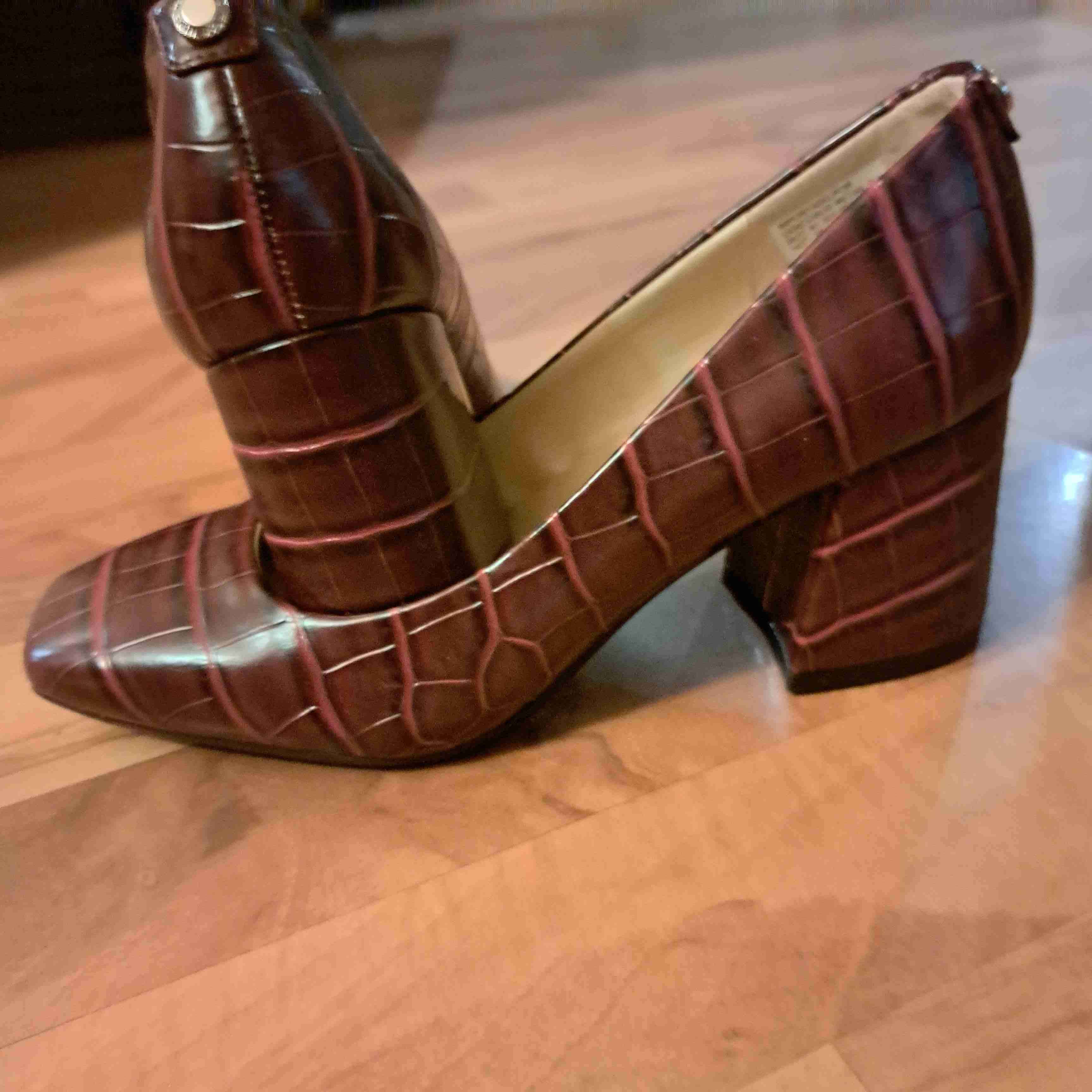 Zapatos de tacón marrón texturizado