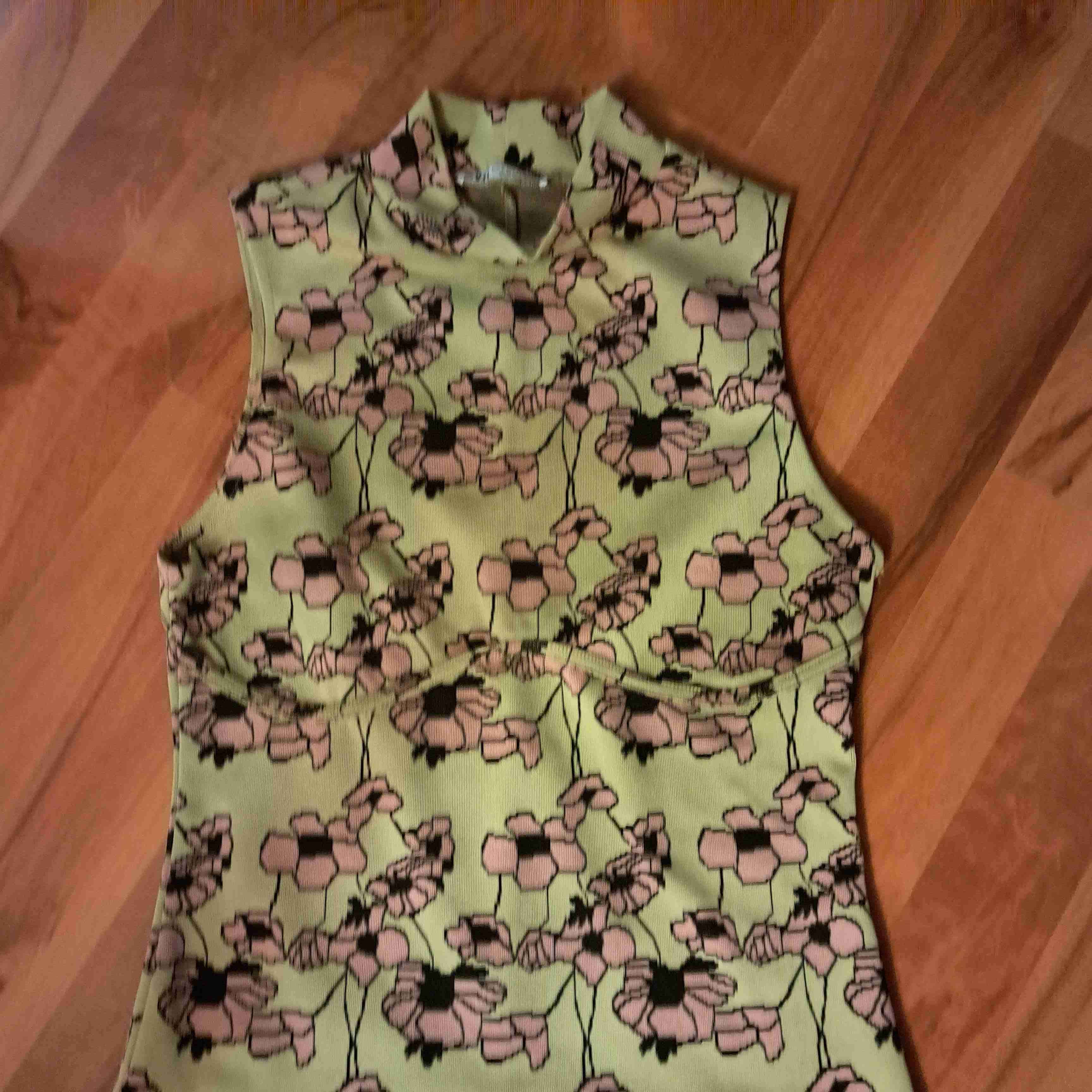 Blusa sin mangas estampada floral