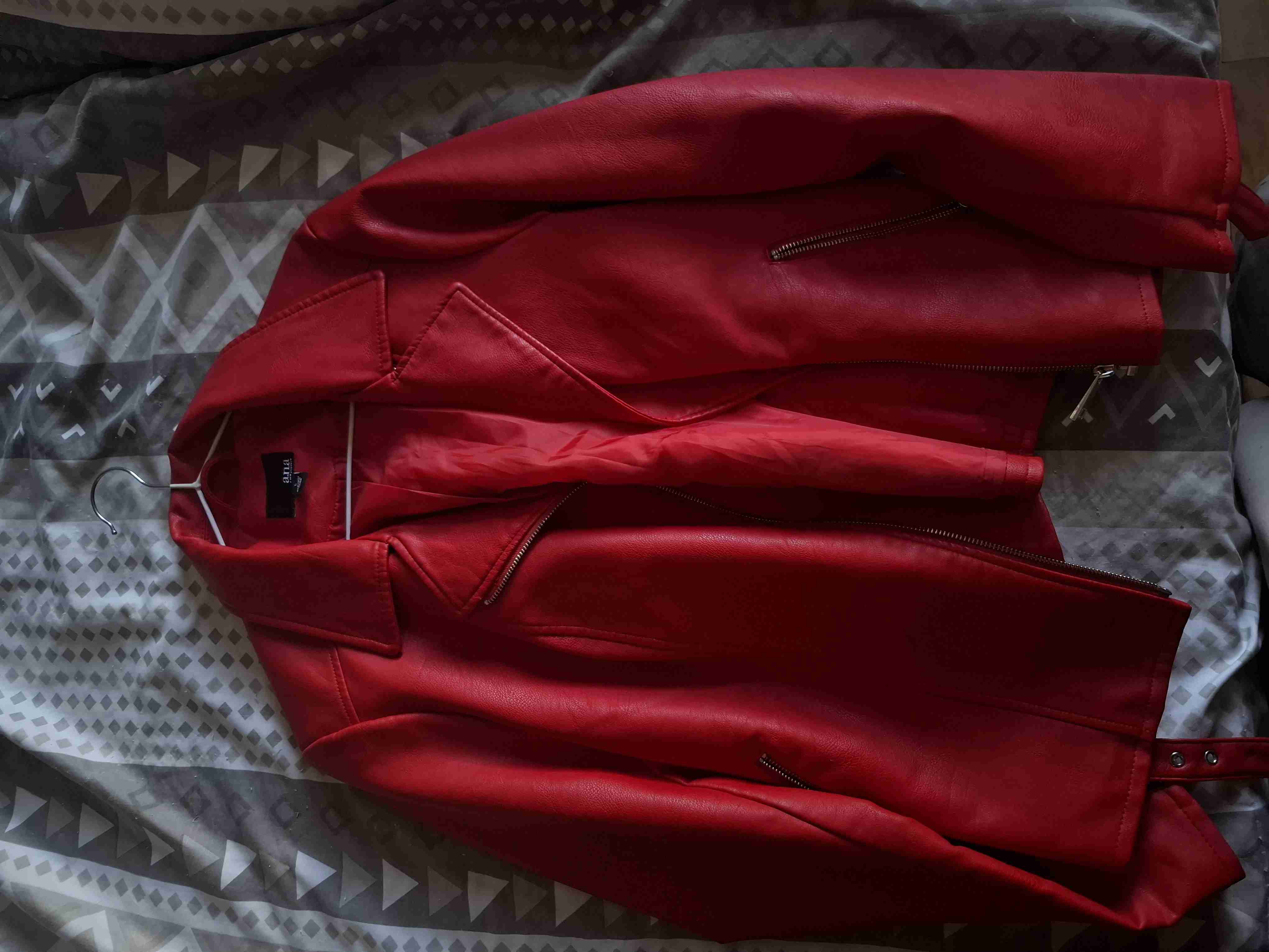 Chaqueta roja estilo biker
