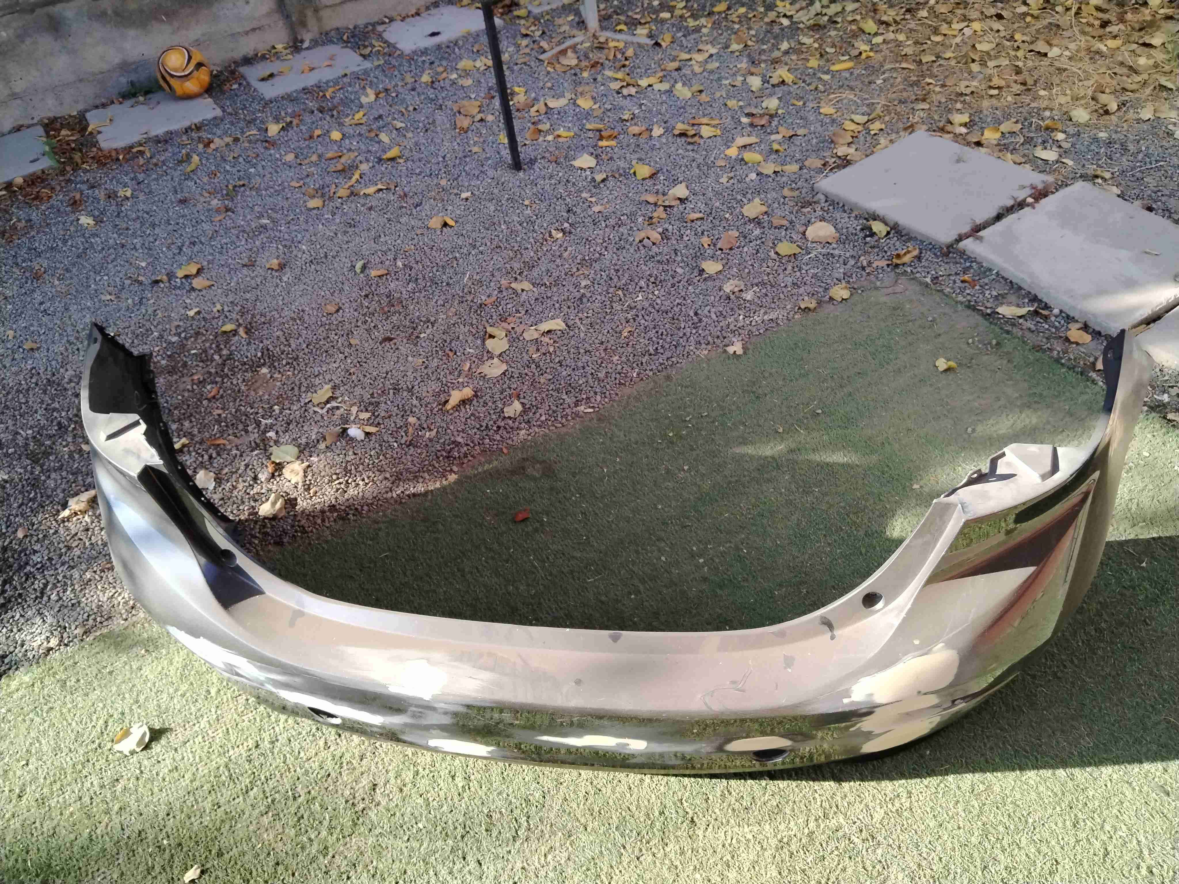 Parachoques trasero de auto Mazda año 2018 - miniatura 2