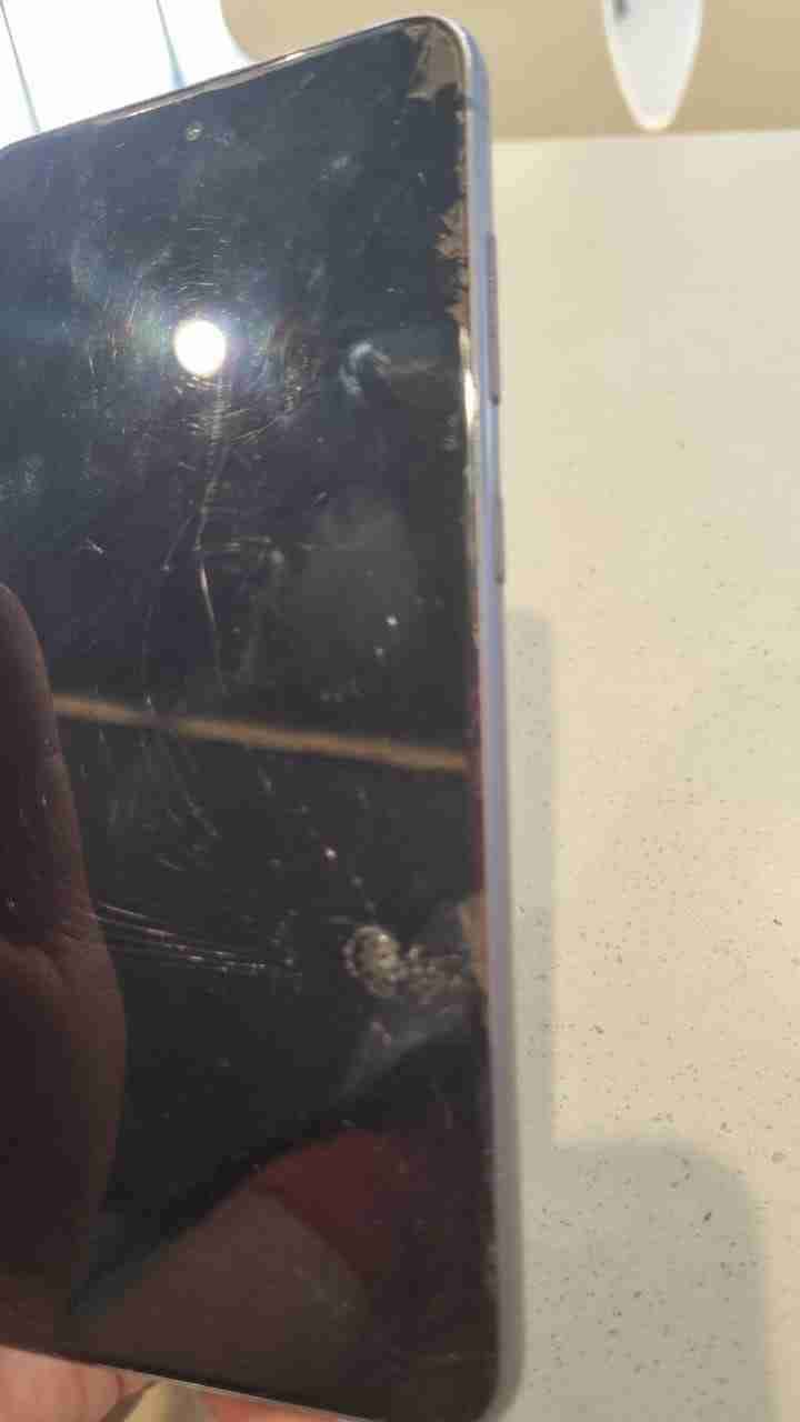 Celular con pantalla agrietada - miniatura 2