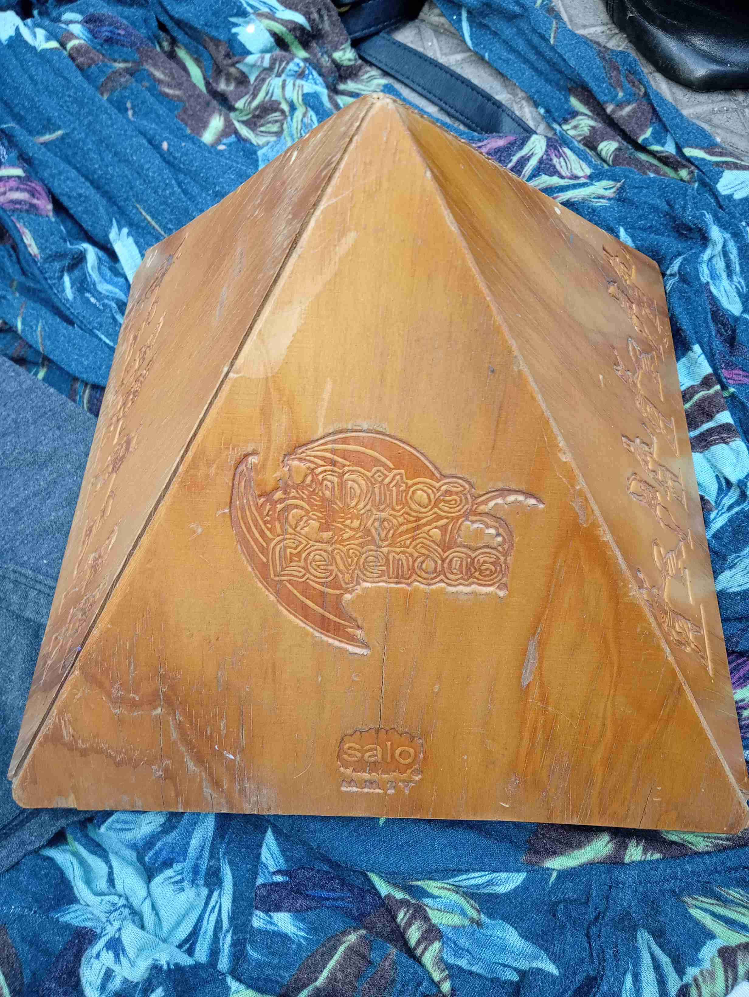 Caja piramidal Mitos y Leyendas