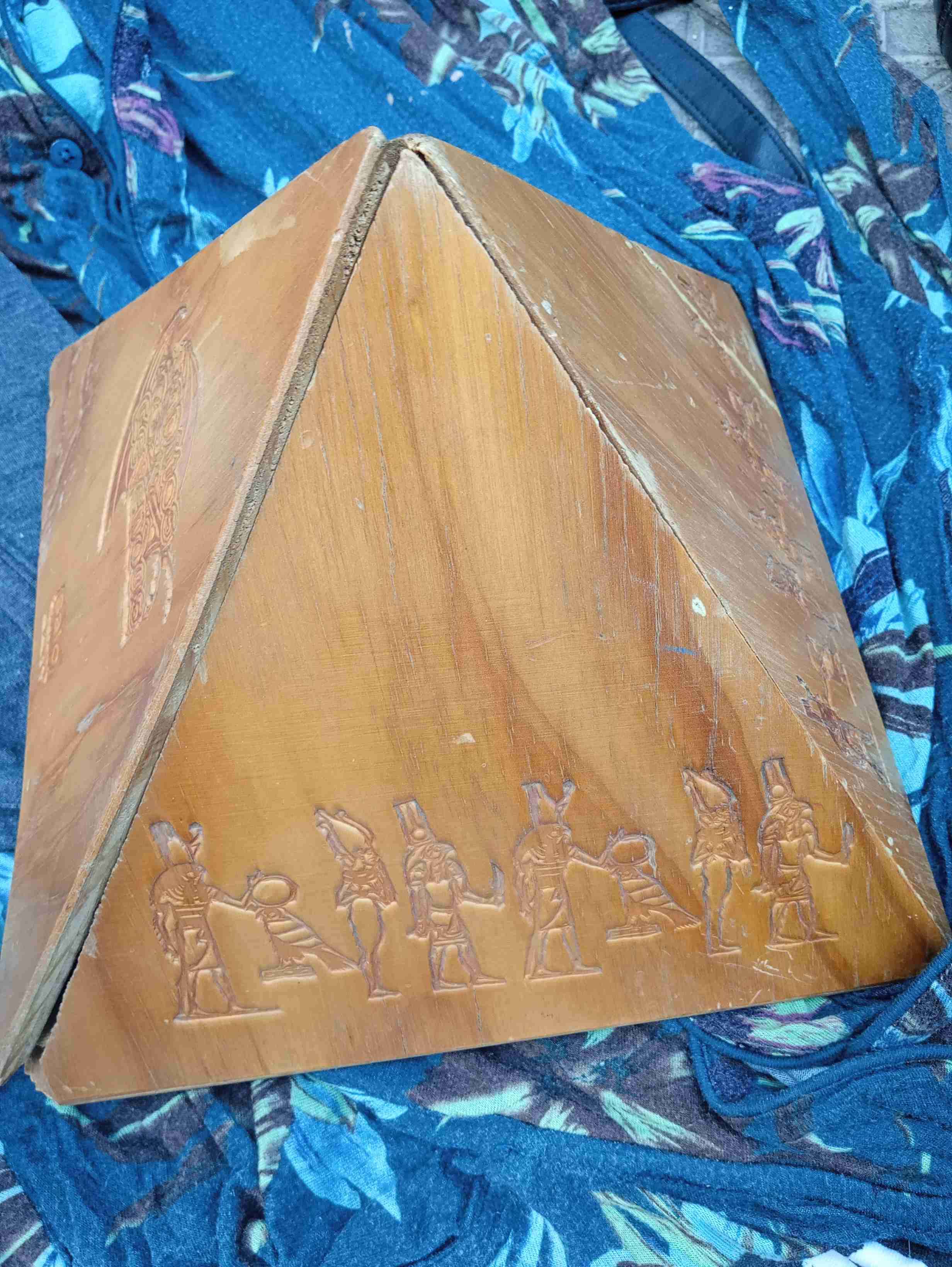 Caja piramidal Mitos y Leyendas - miniatura 3