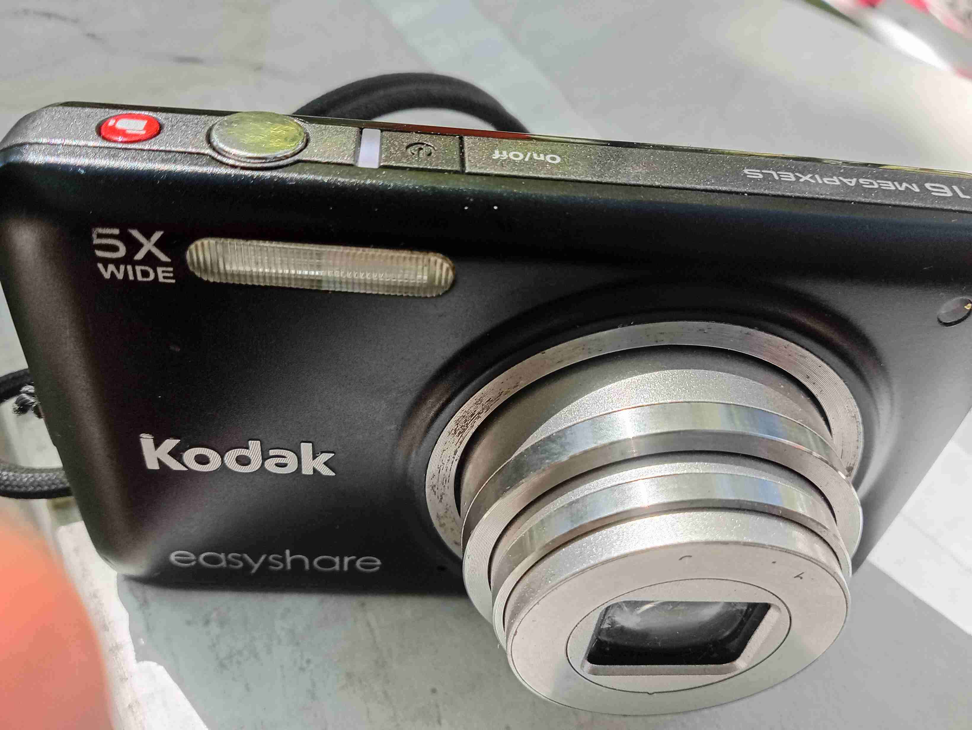 Cámara digital con pantalla táctil - miniatura 2