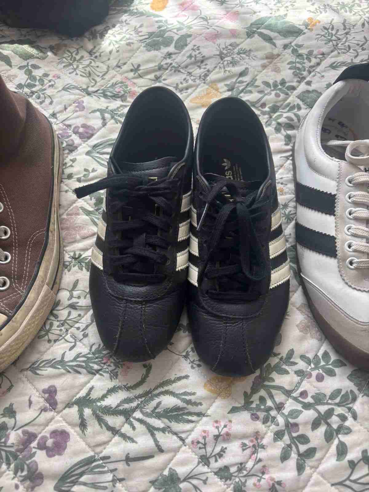 Zapatillas negras rayadas usadas