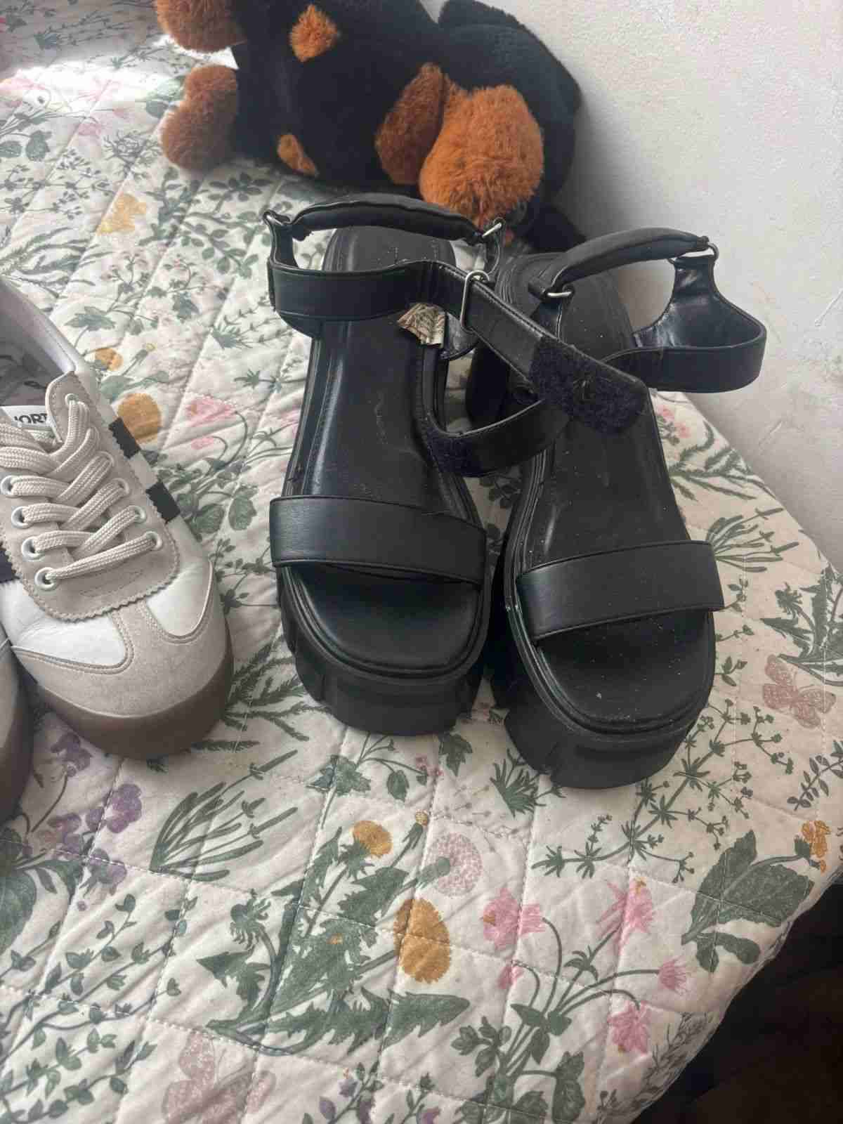 Sandalias negras con plataforma