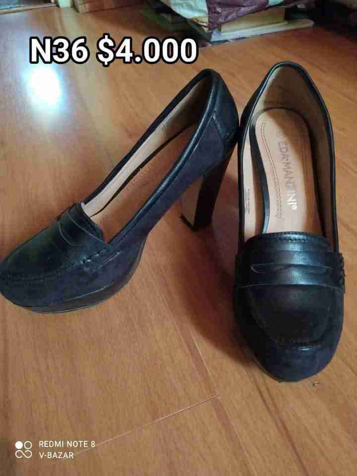 Zapatos negros de taco alto