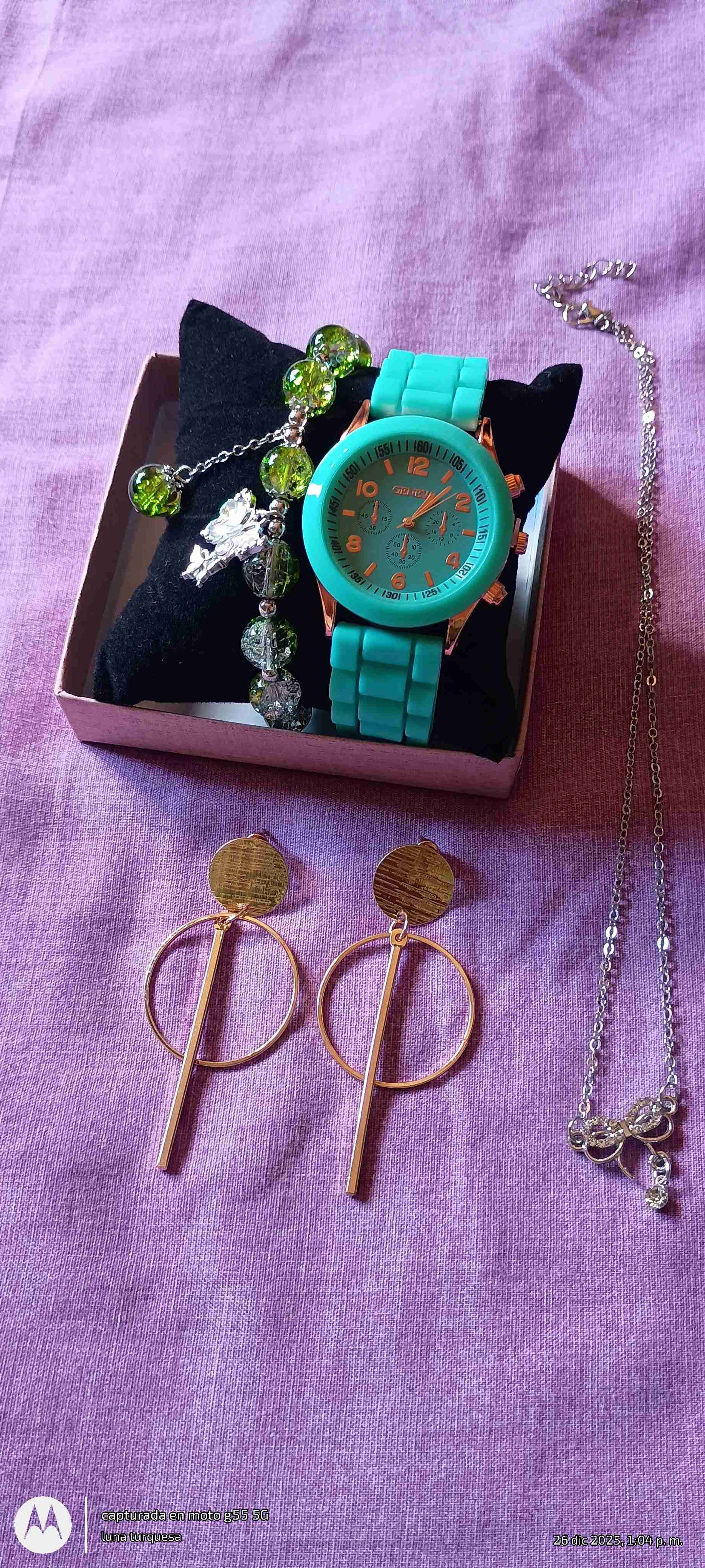Reloj turquesa con accesorios