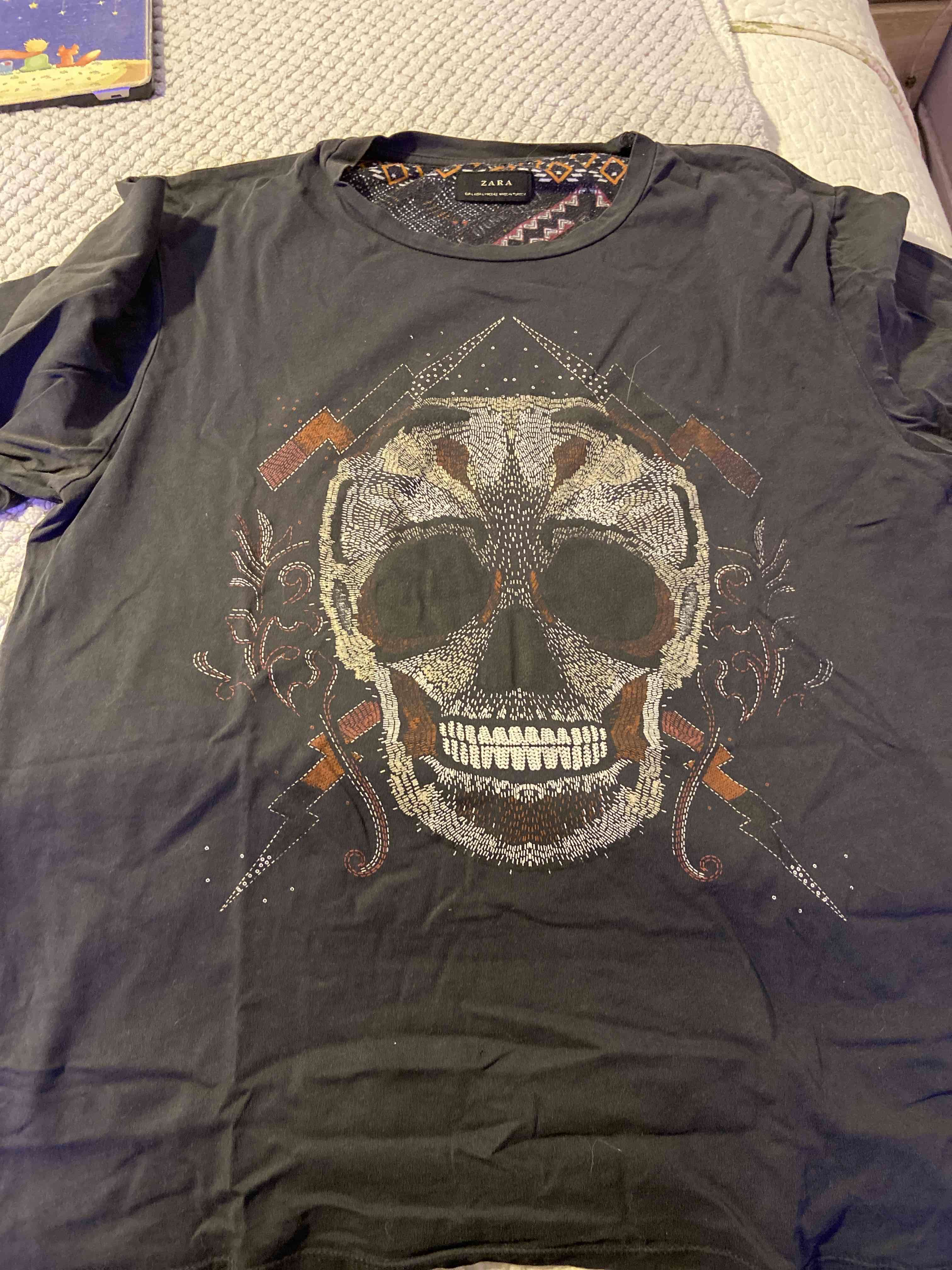 Polera negra con calavera Zara