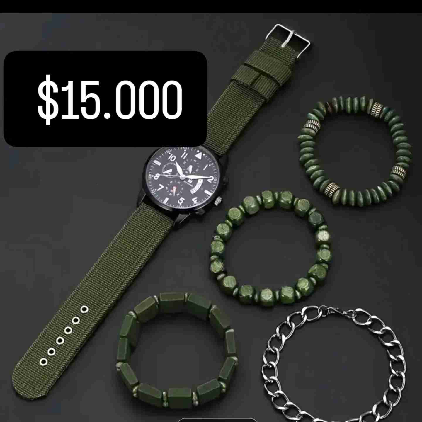 Reloj con pulseras verdes