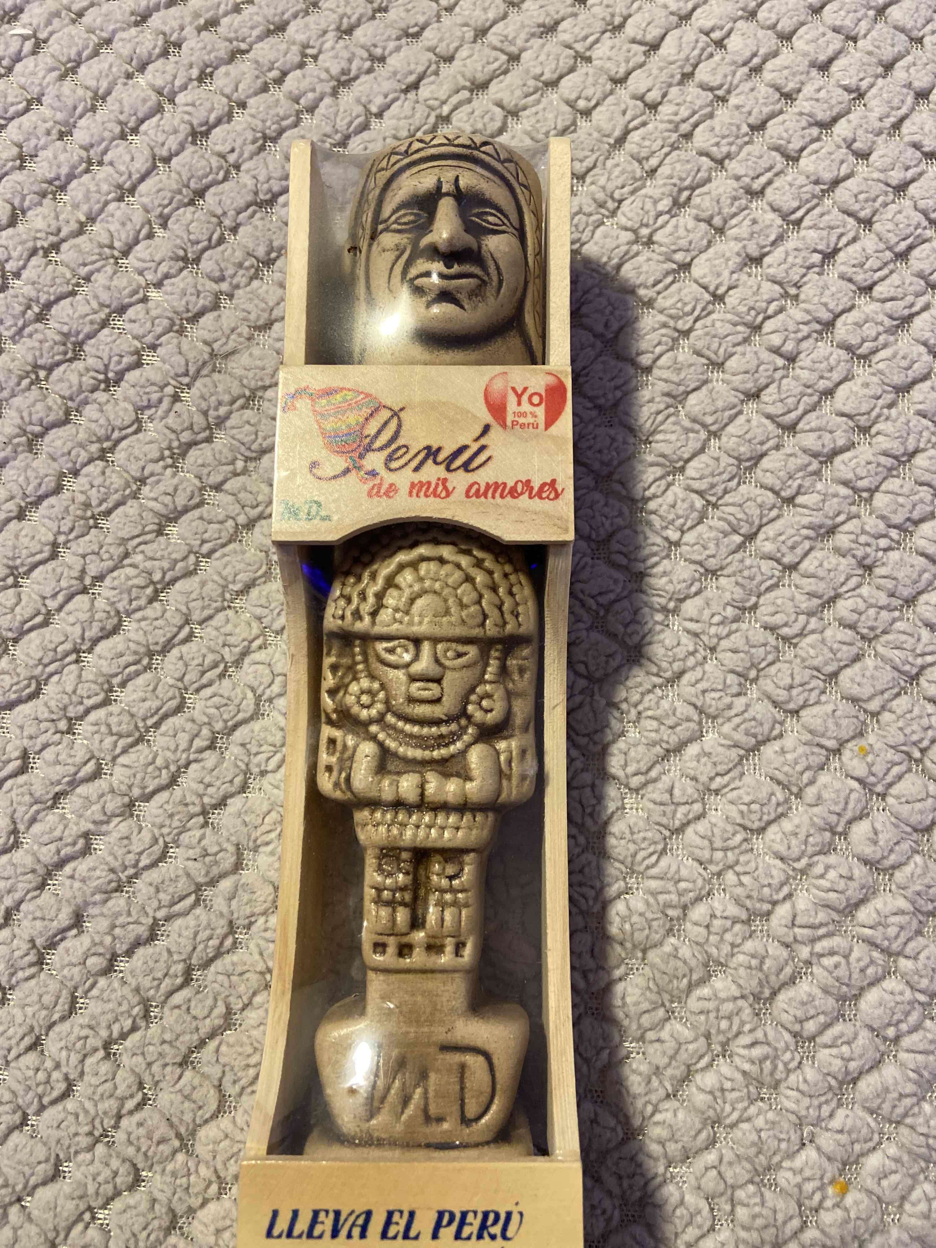 Pisco y Figura decorativa peruana en caja