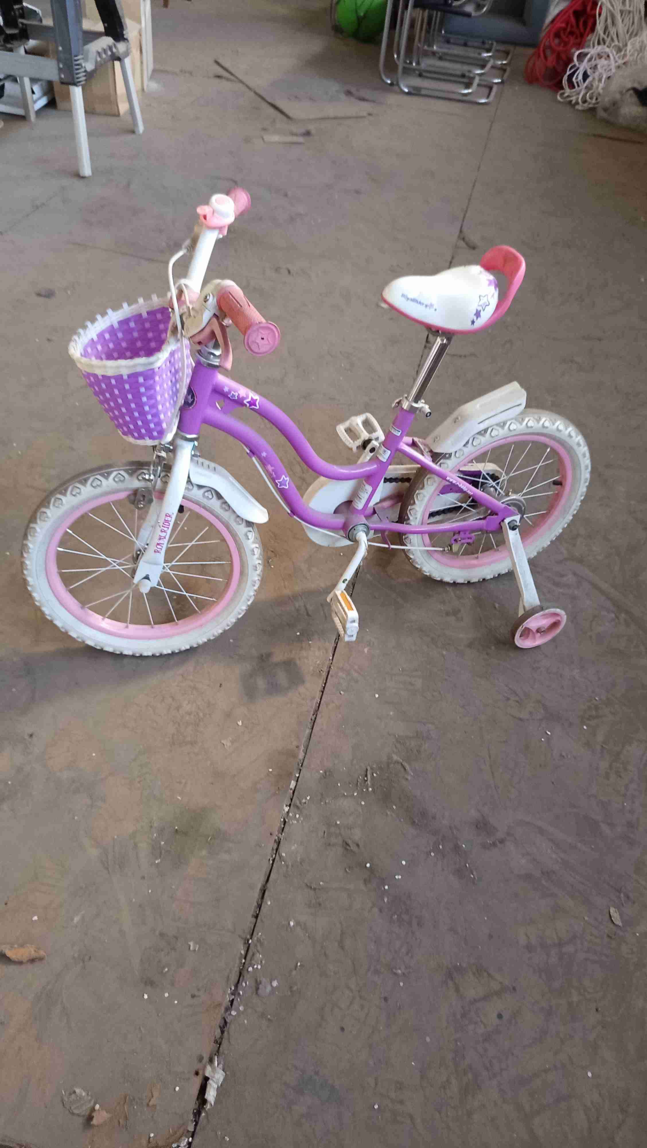 Bicicleta infantil morada con ruedas