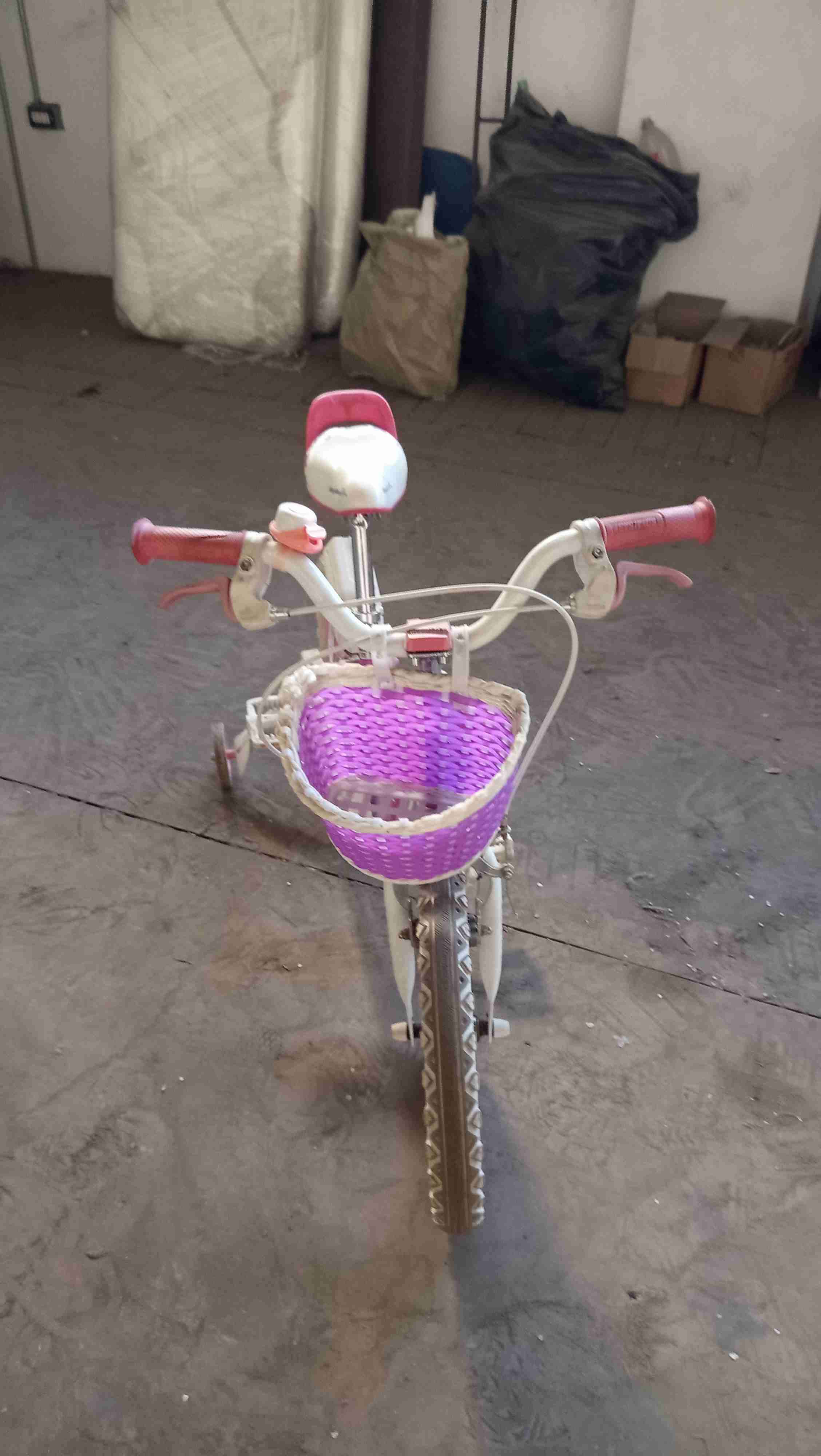 Bicicleta infantil morada con ruedas - miniatura 2