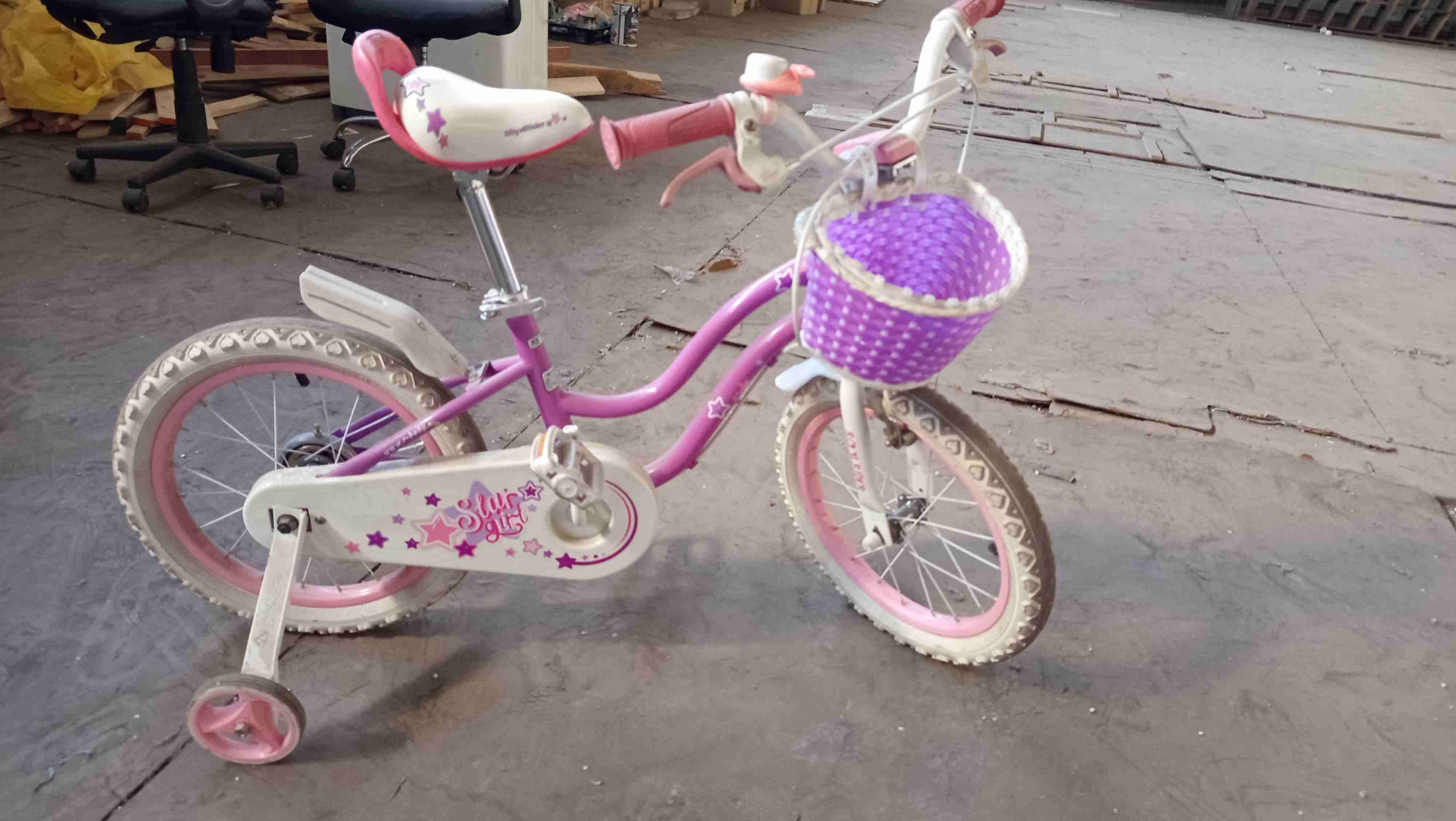 Bicicleta infantil morada con ruedas - miniatura 3