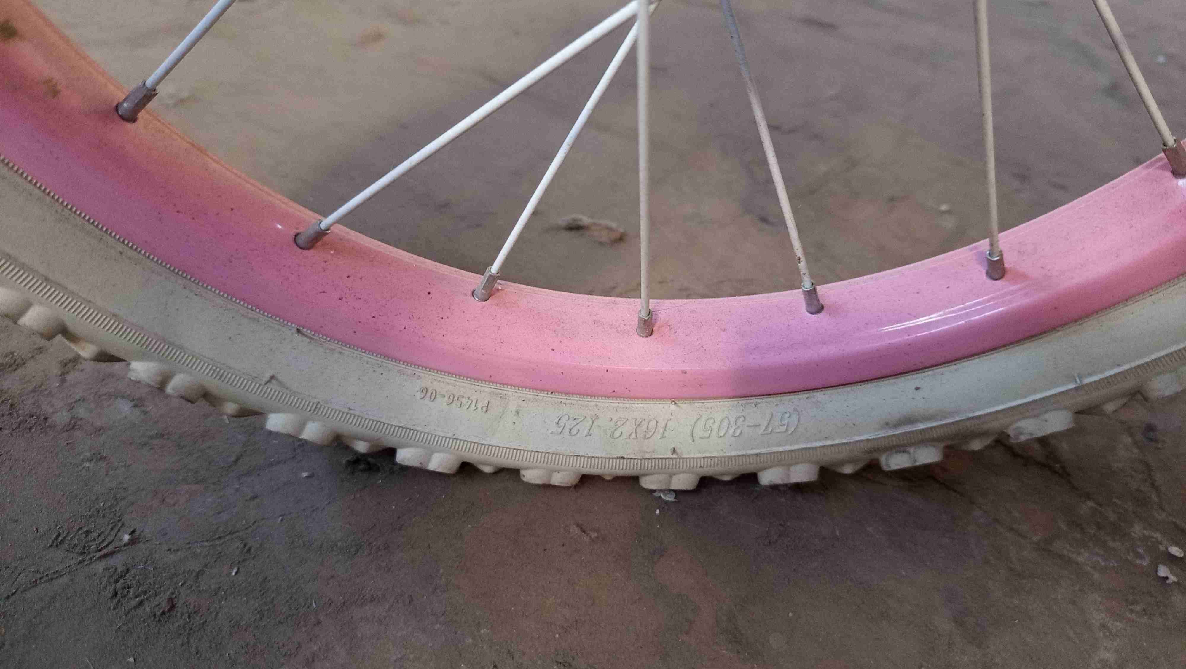 Bicicleta infantil morada con ruedas - miniatura 6