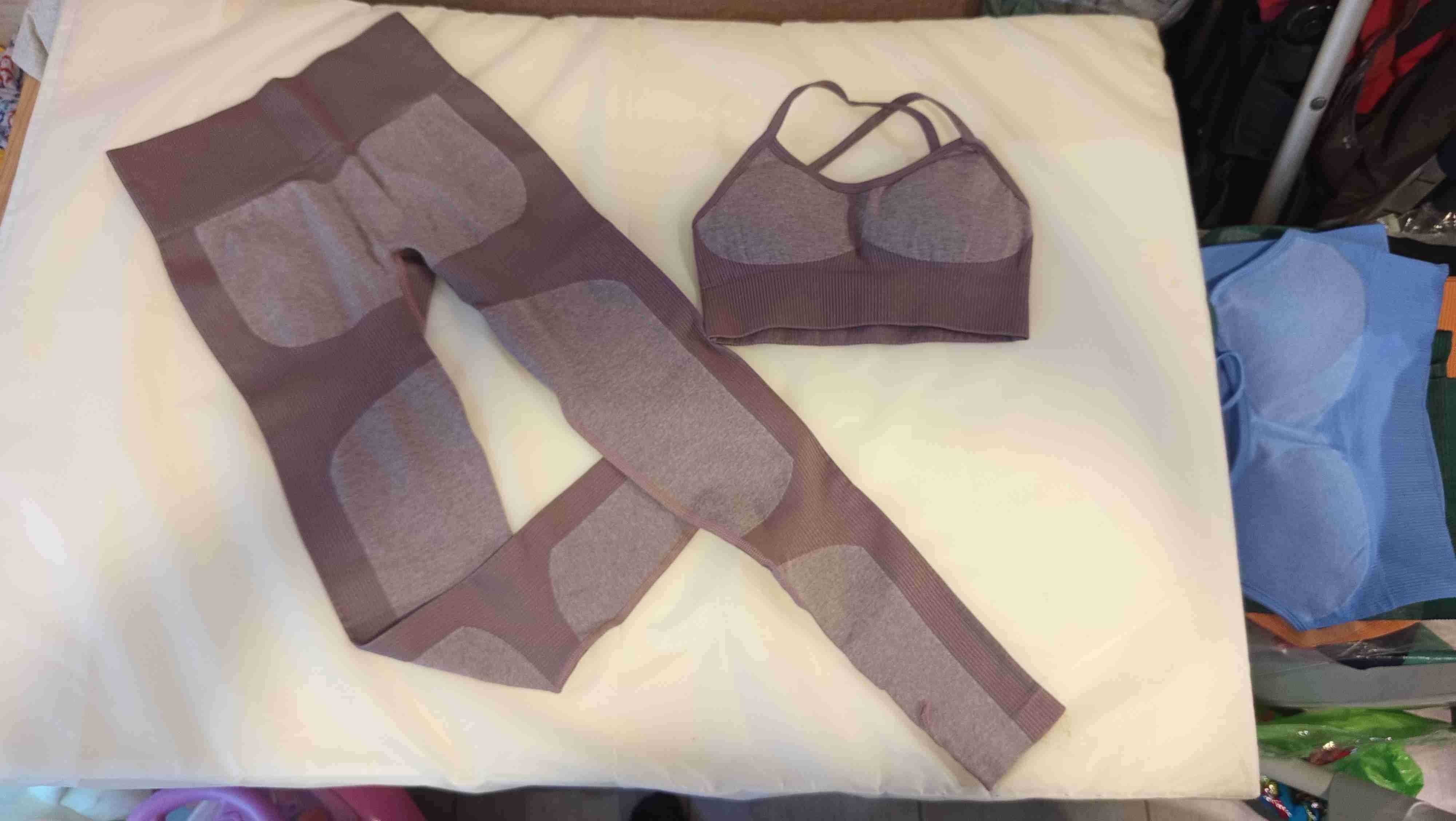 Conjunto deportivo en varios tonos