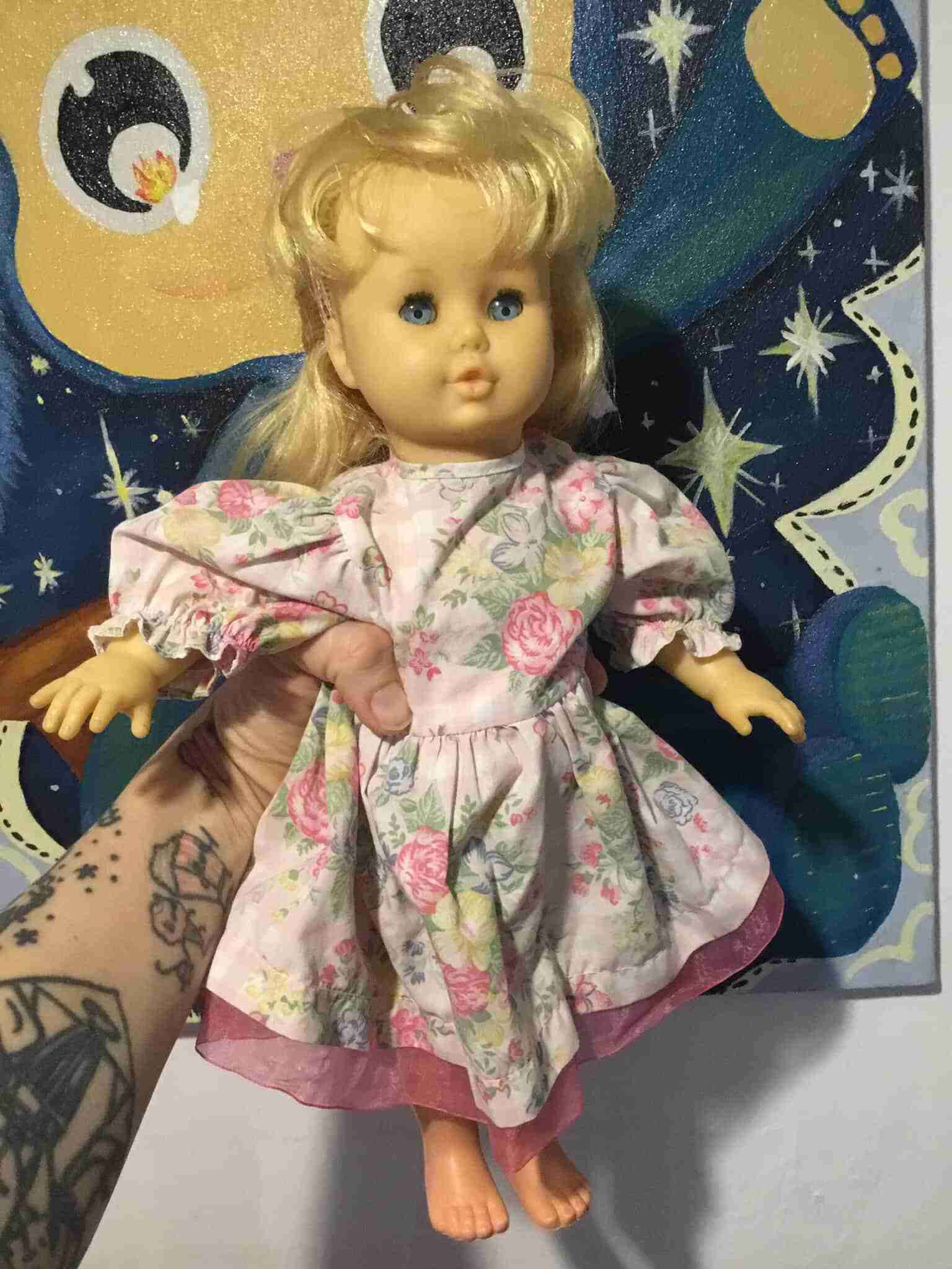 Muñeca vintage acordonada