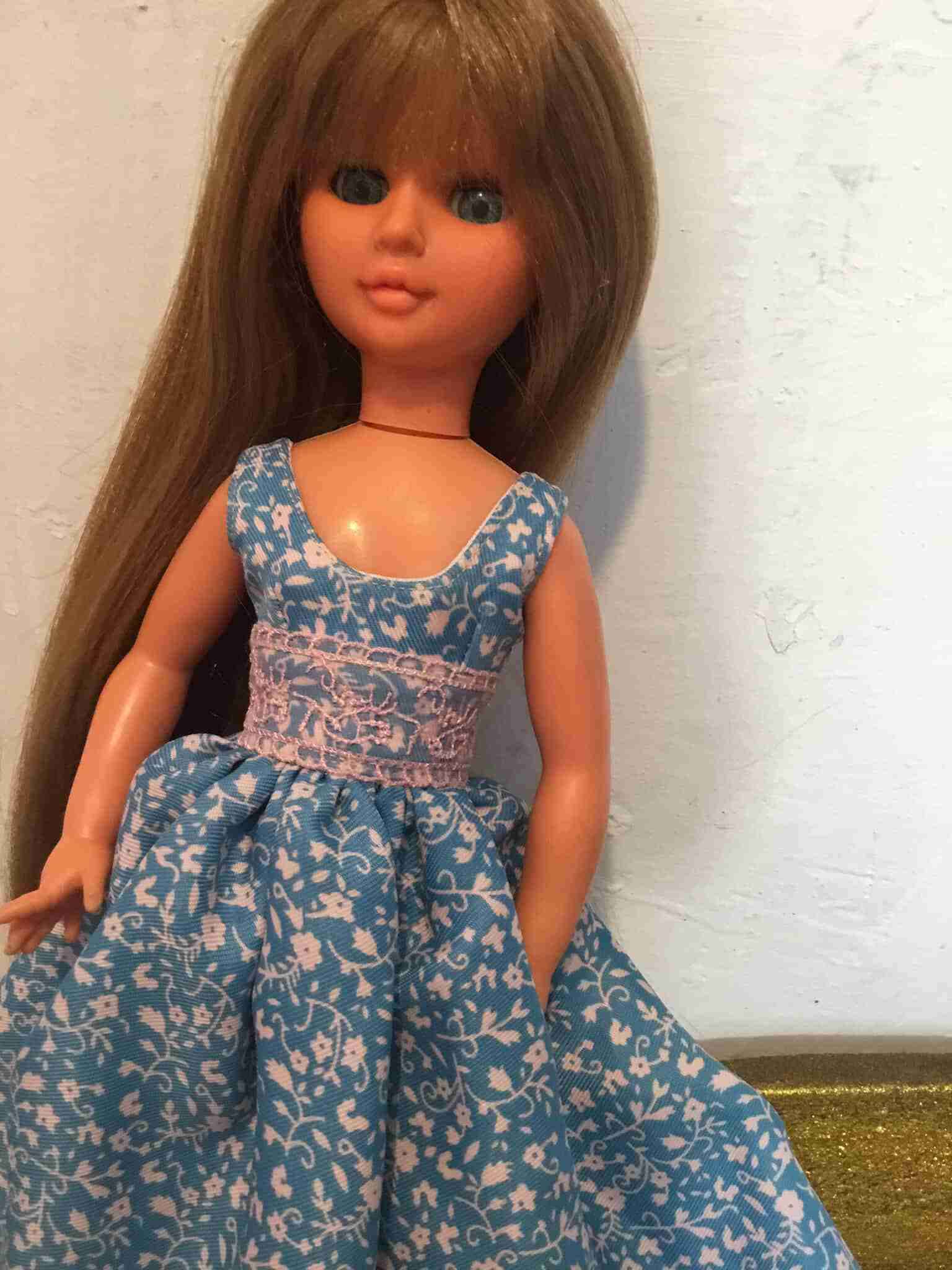 Muñeca vintage con vestido azul