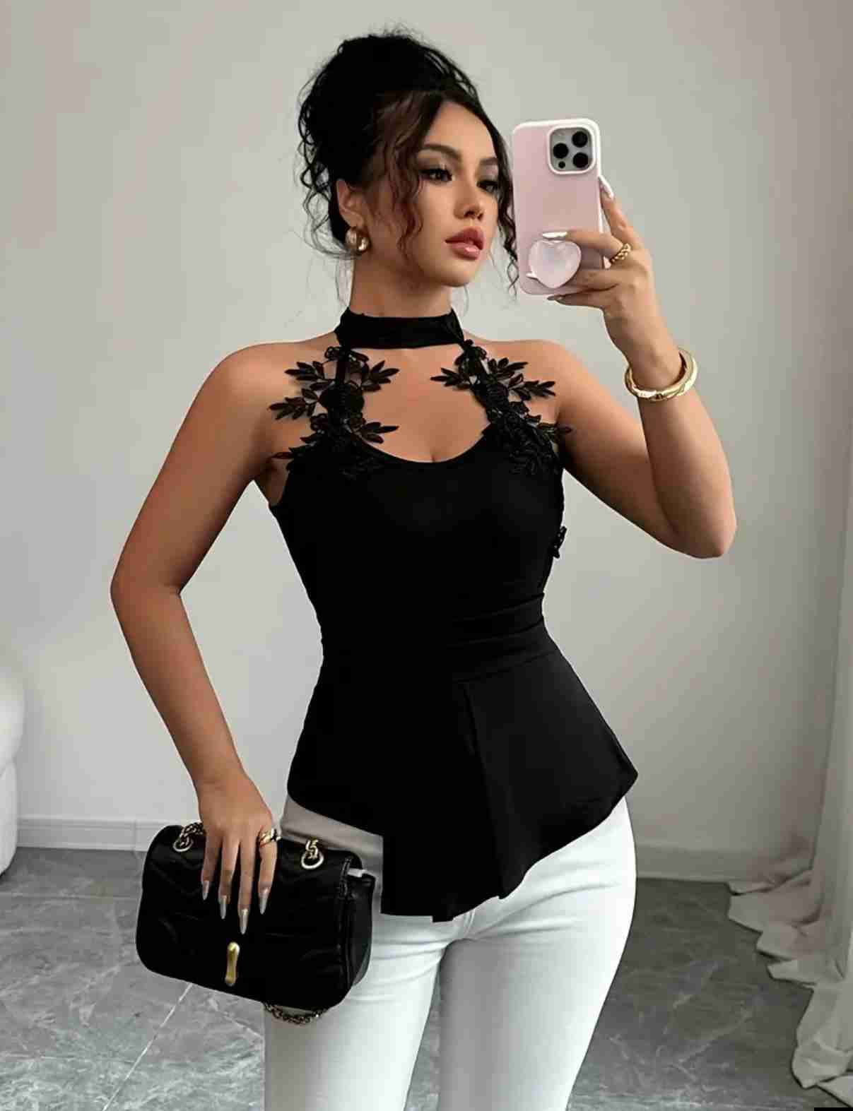 Blusa negra con encaje floral - miniatura 2