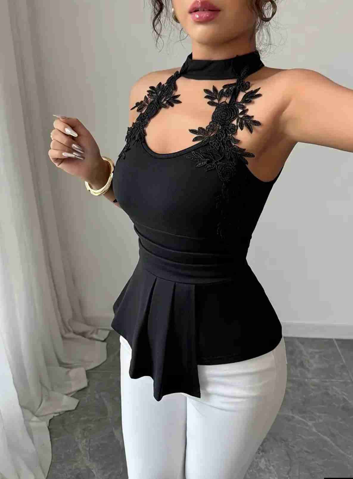 Blusa negra con encaje floral - miniatura 3