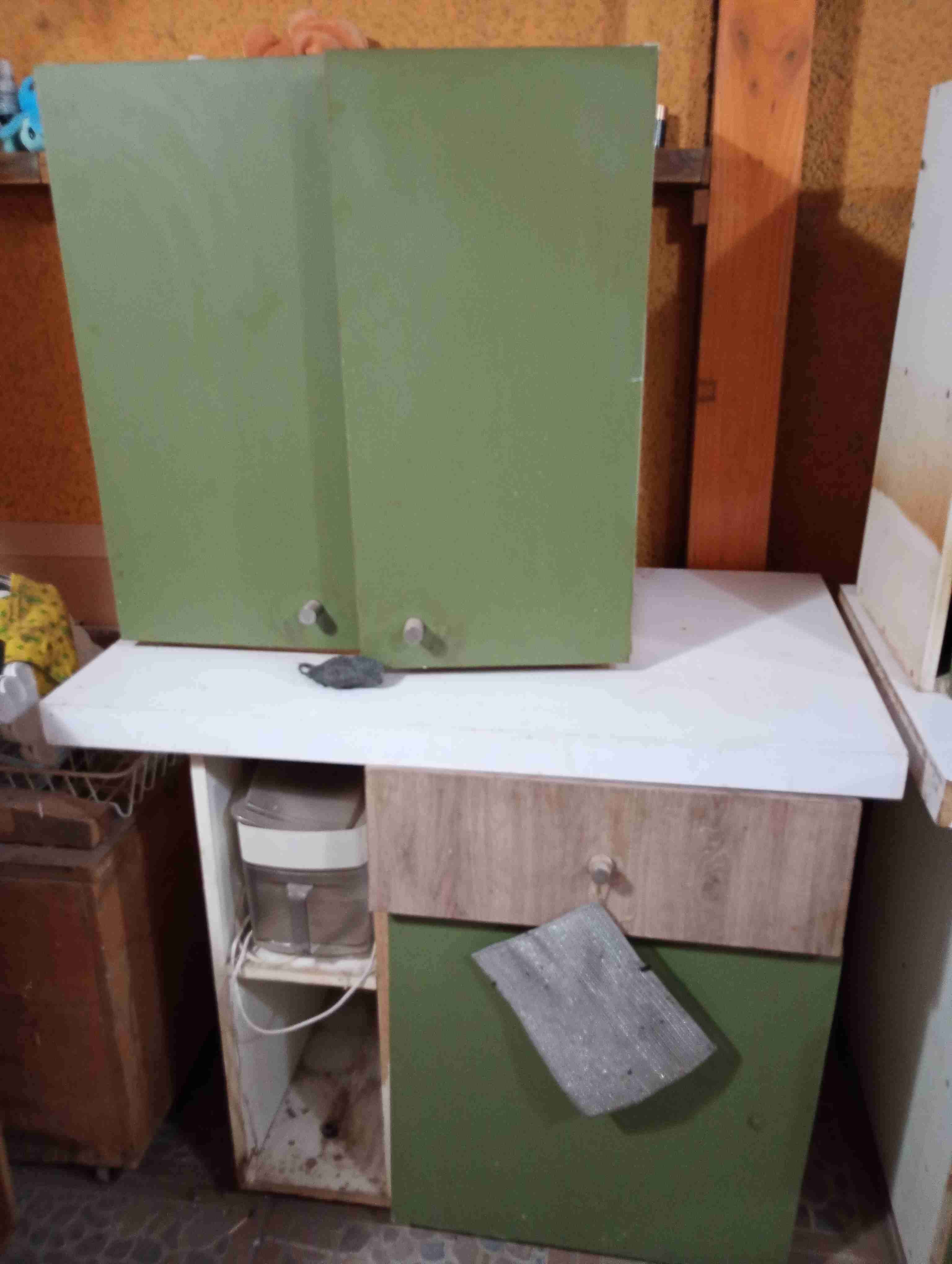 Mueble de cocina verde usado