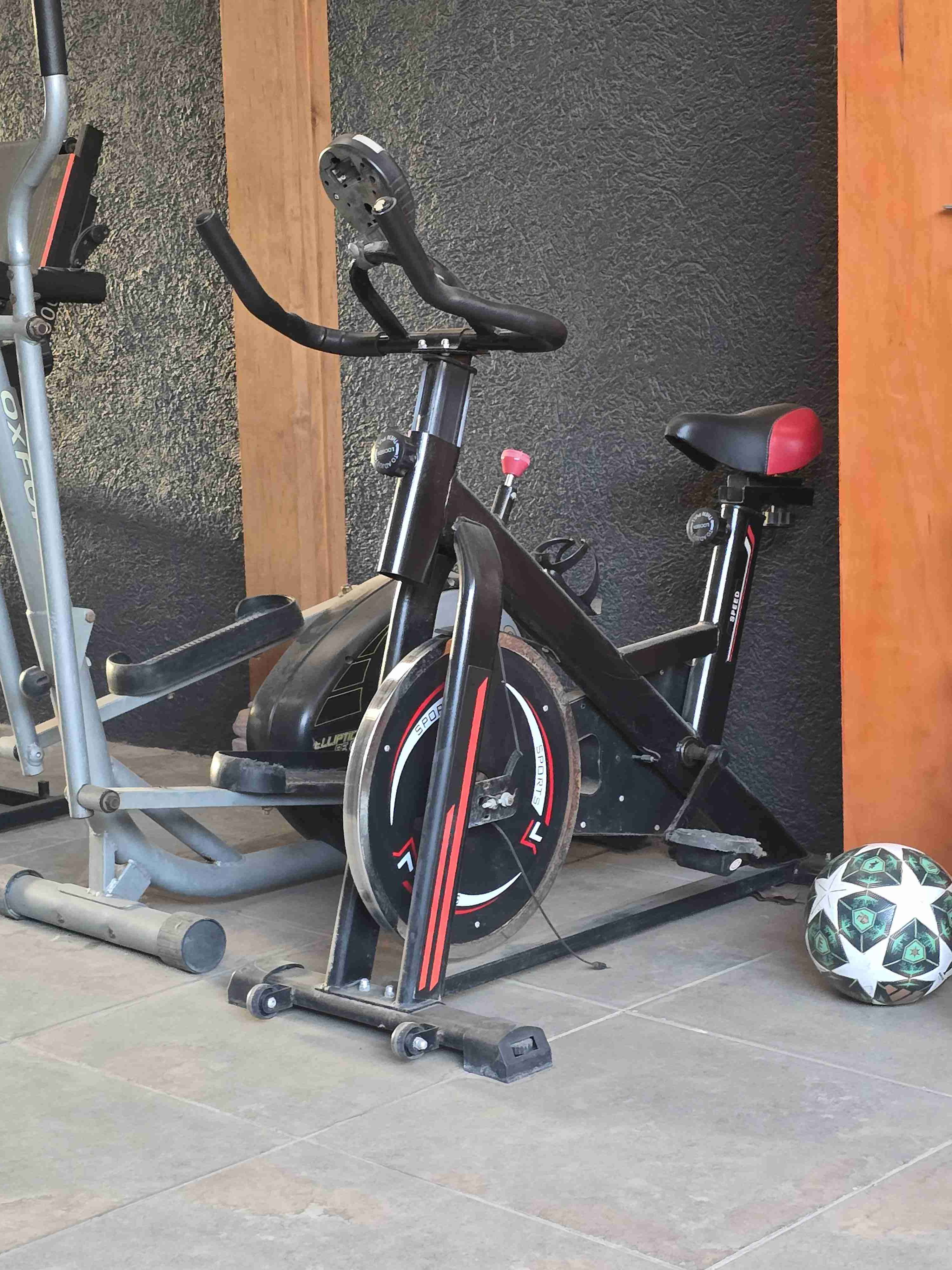 Bicicleta estática negra - miniatura 2