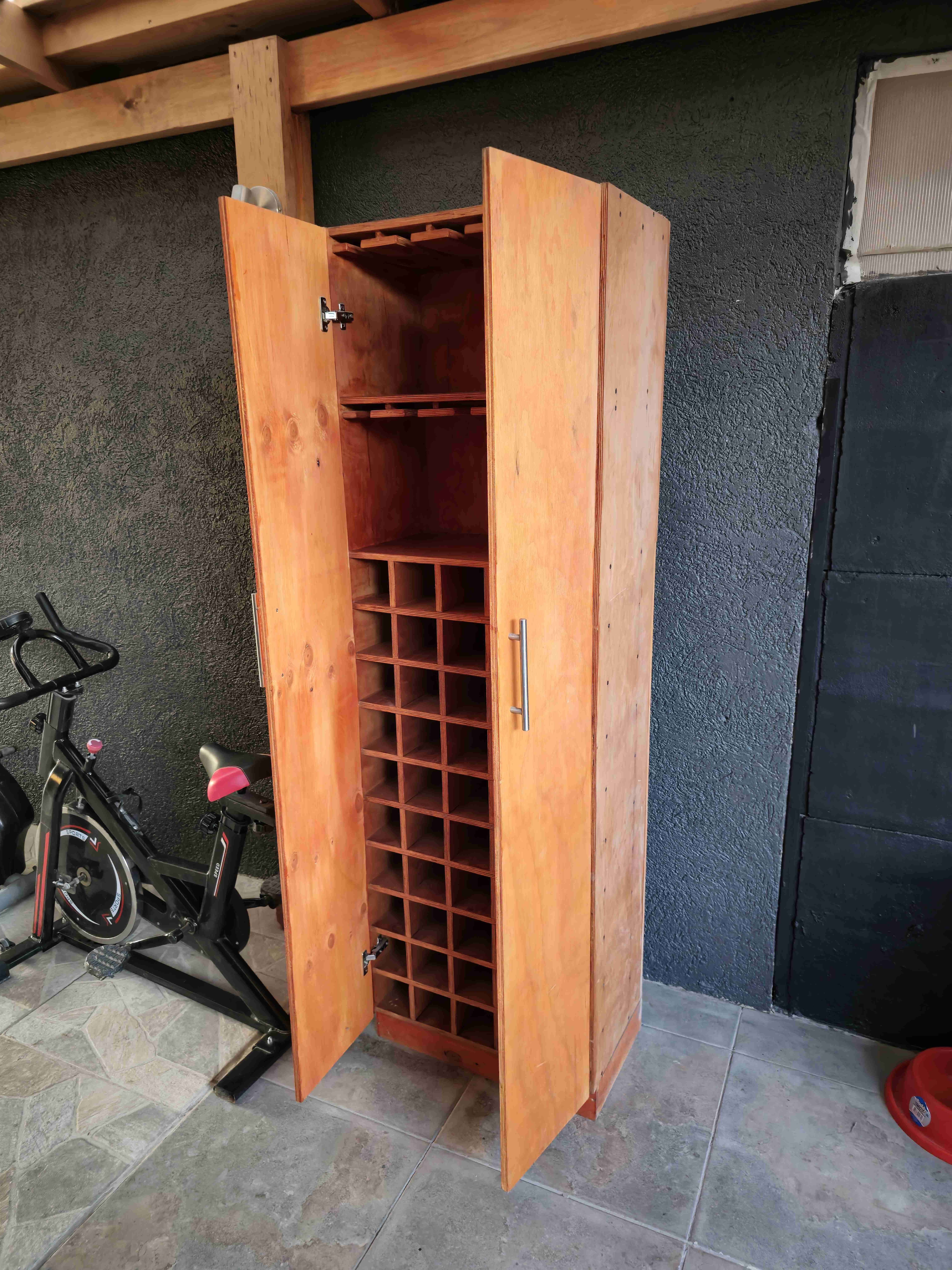 Botellero de madera con puertas