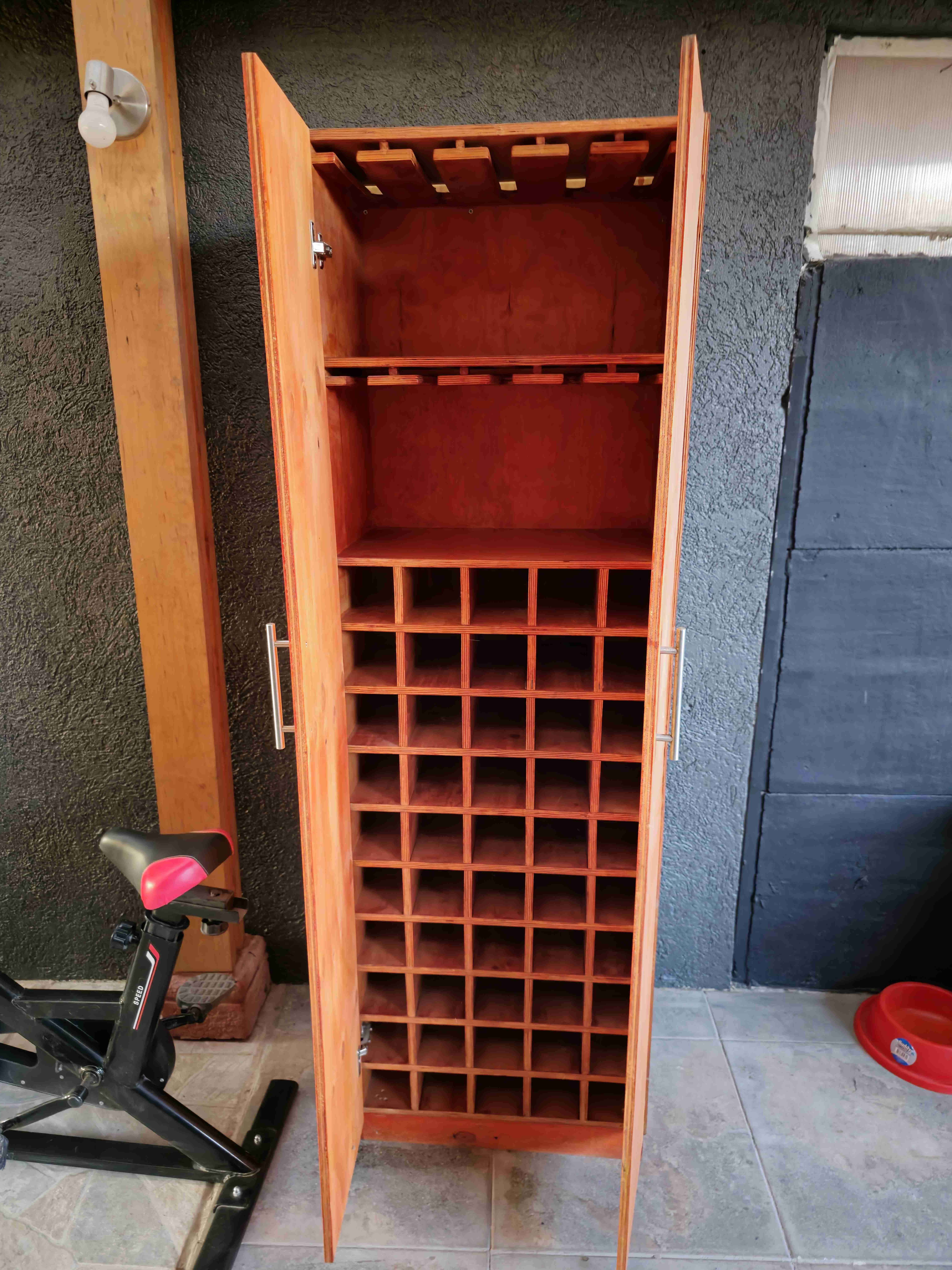 Botellero de madera con puertas - miniatura 2