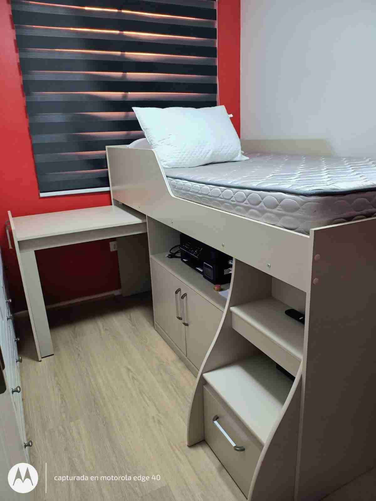 Cama alta con escritorio incorporado