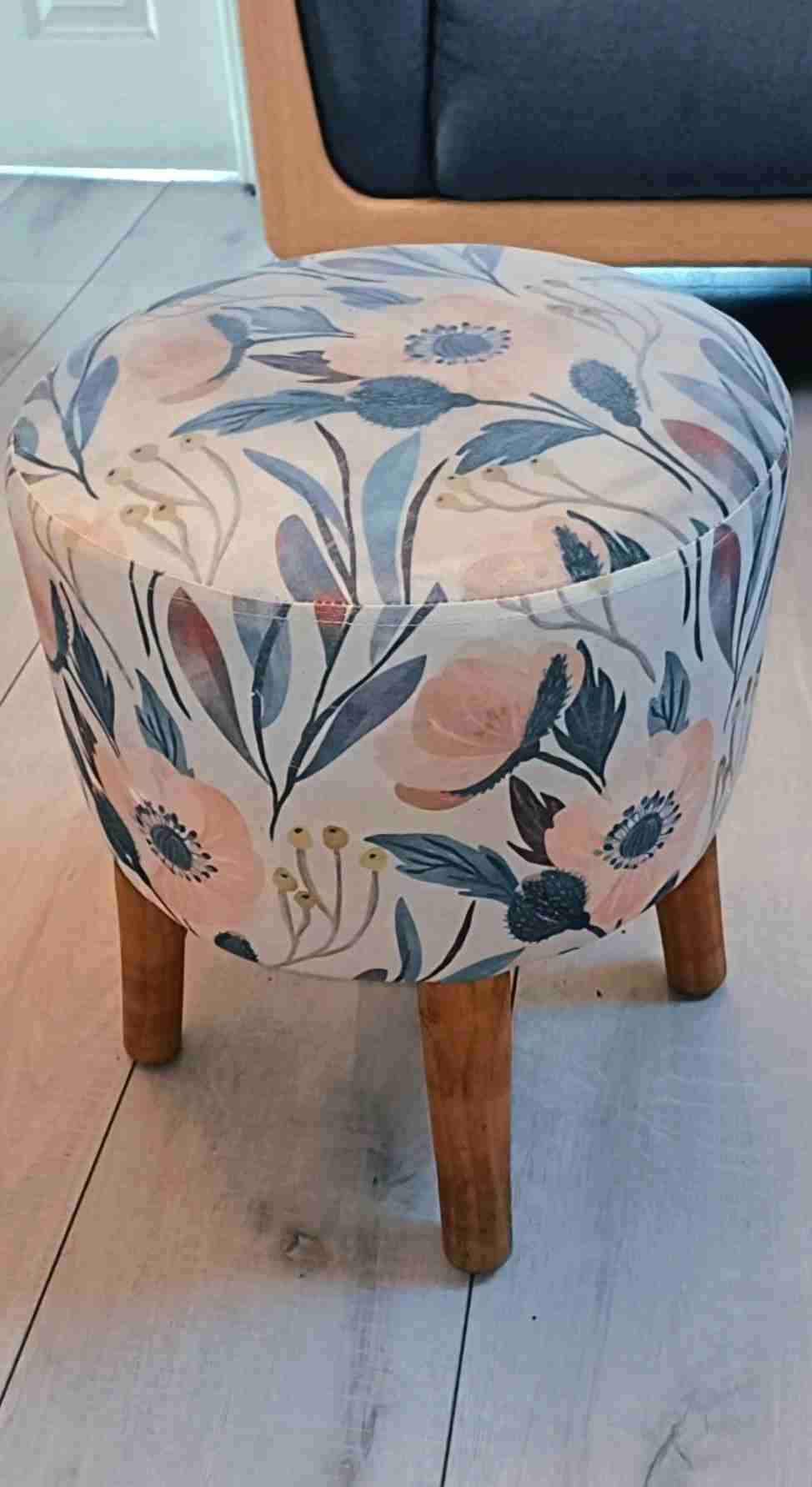 Puff floral con patas de madera