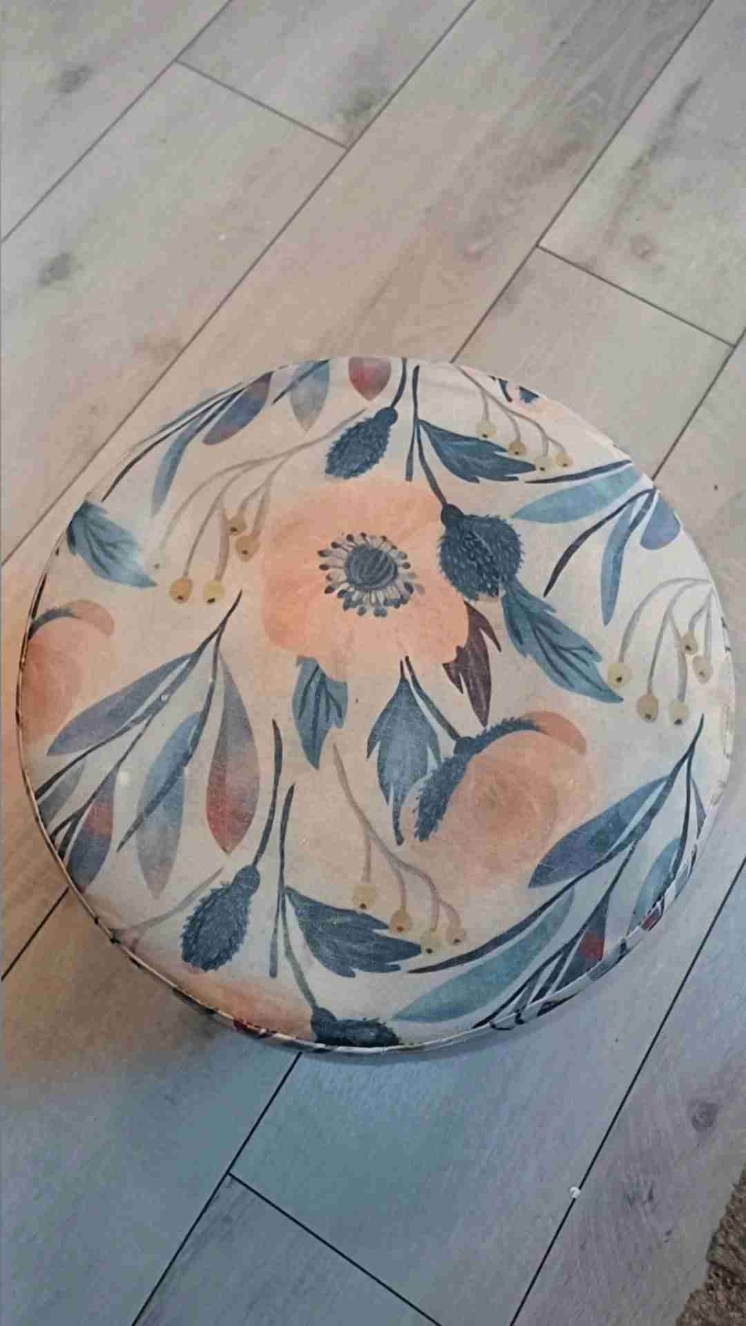 Puff floral con patas de madera - miniatura 2