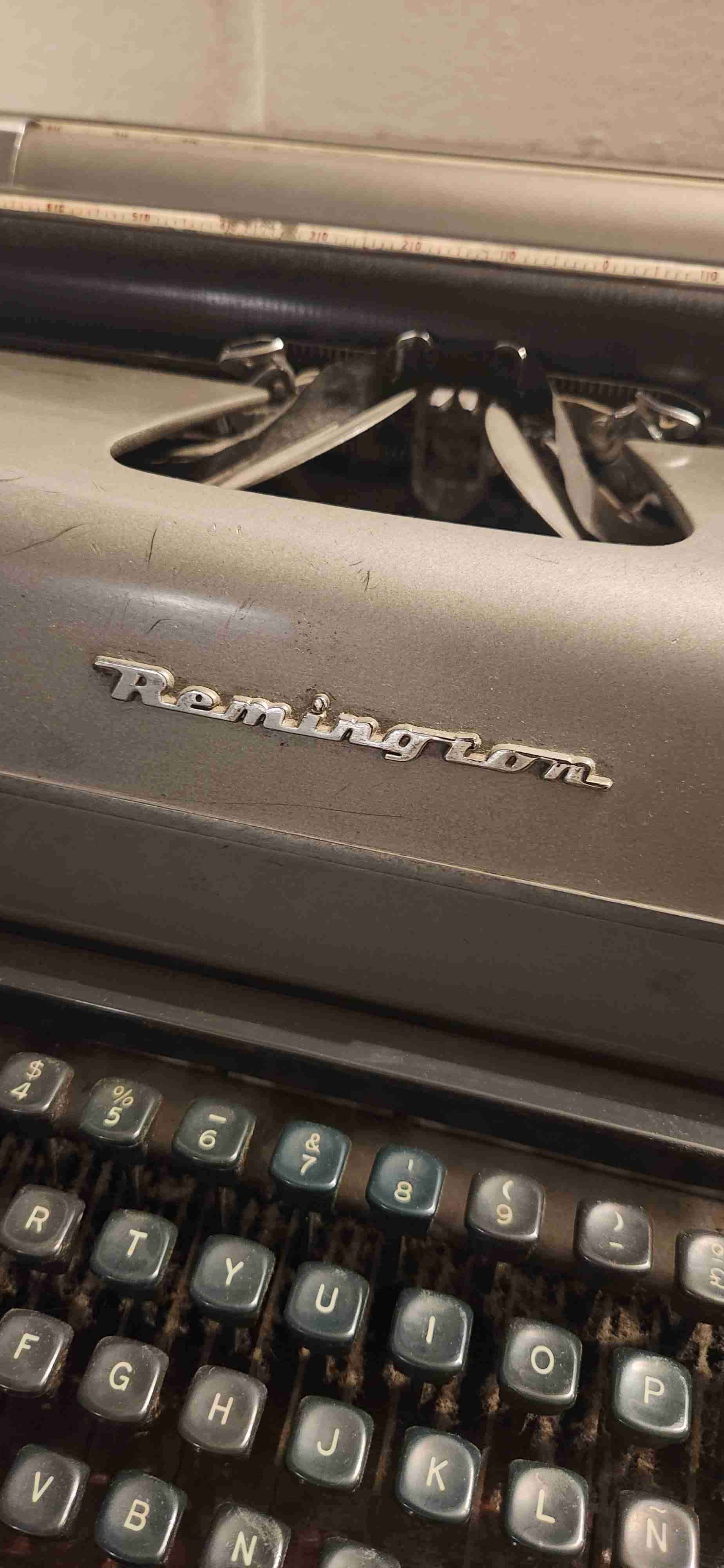 Máquina de escribir Remington vintage - miniatura 2