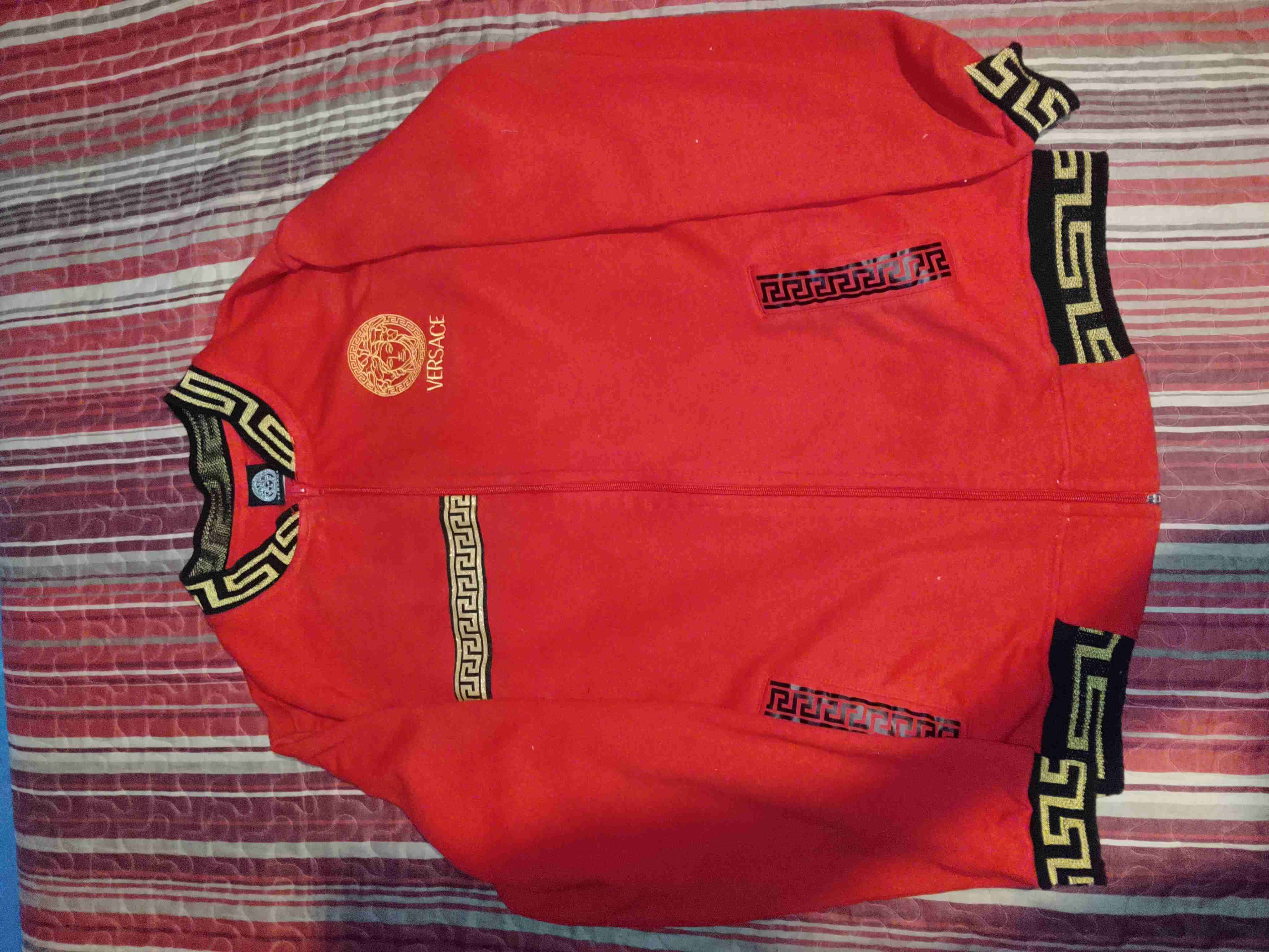 Chaqueta roja Versace con patrón