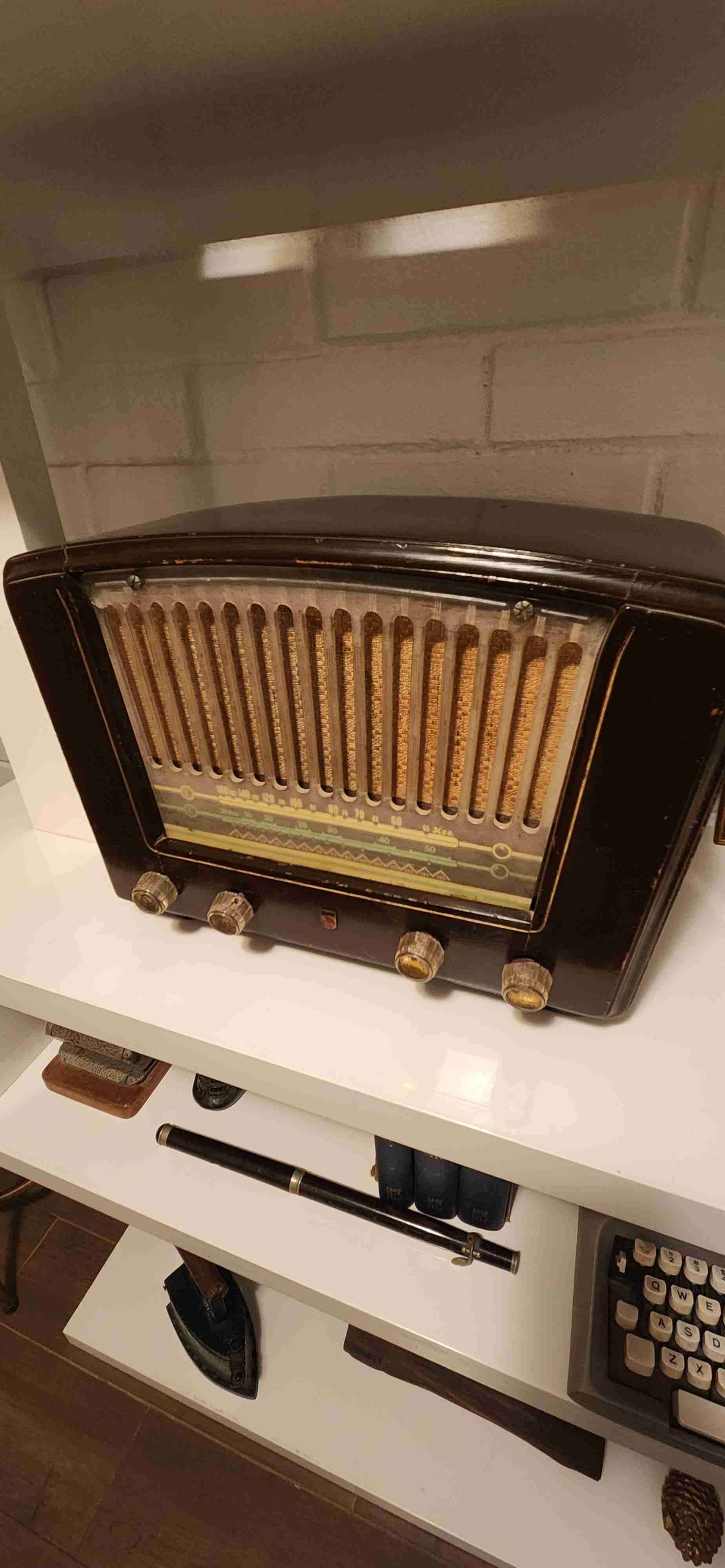 Radio antigua de madera Philips