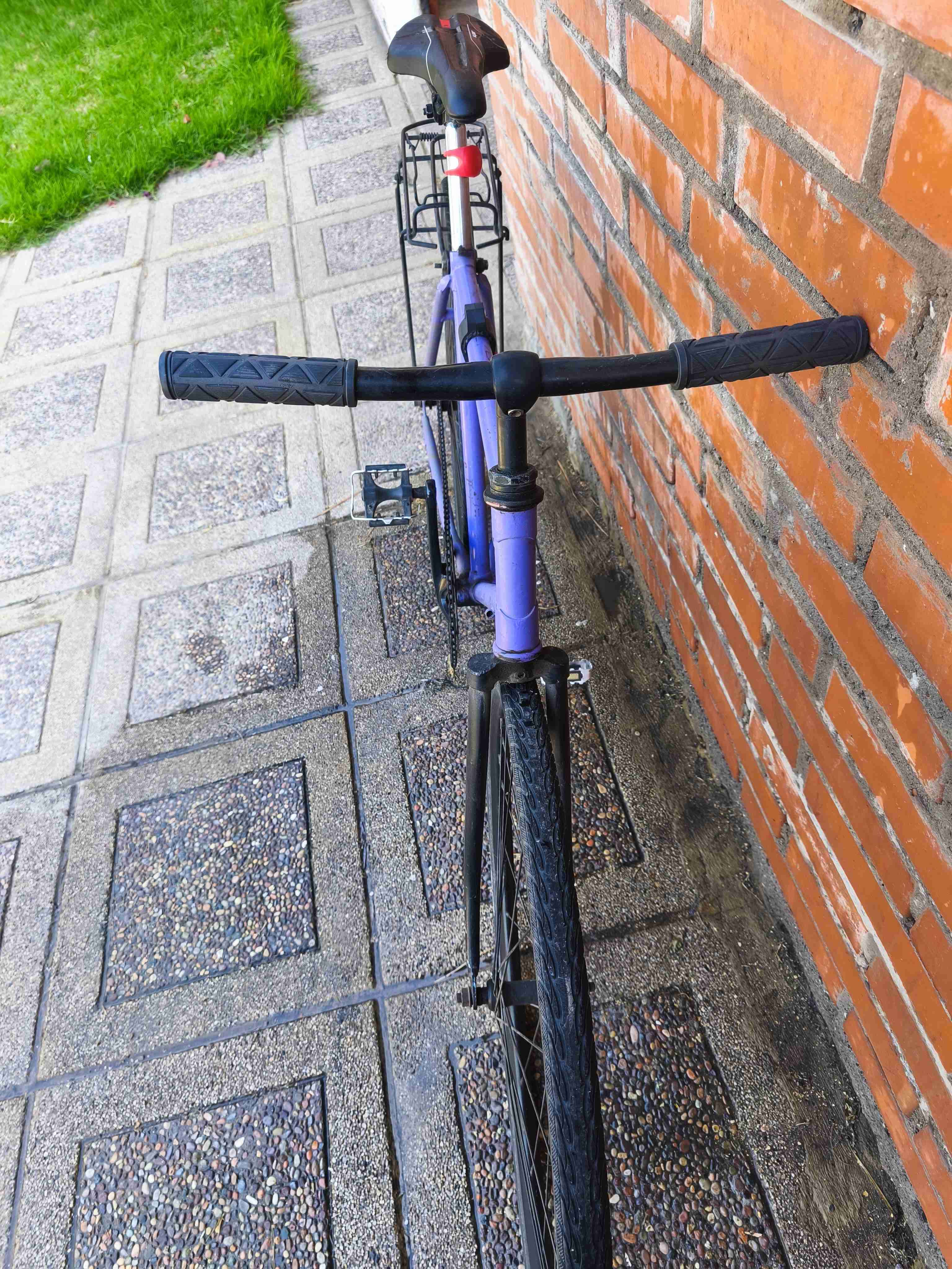 Bicicleta urbana morada - miniatura 3