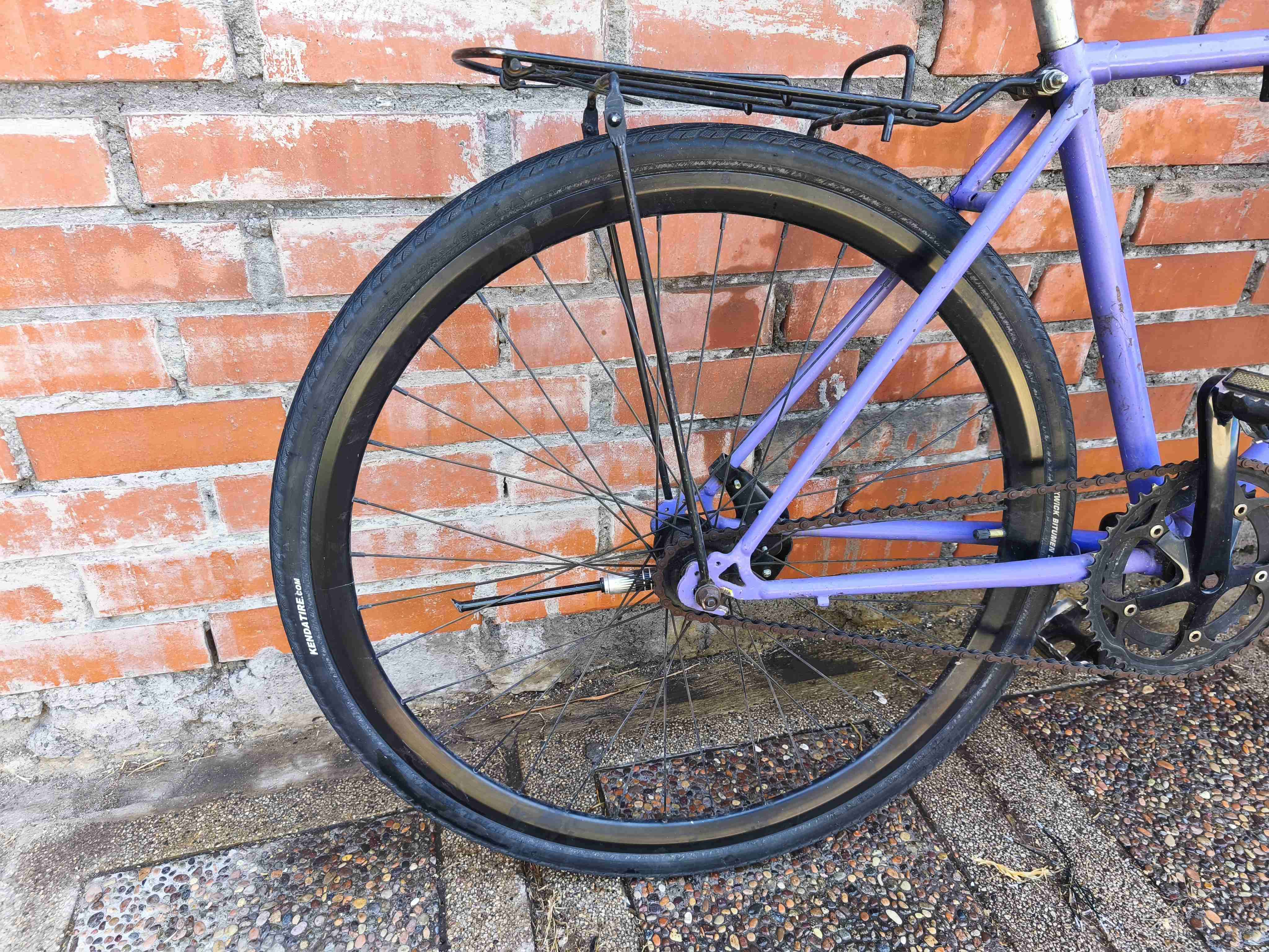 Bicicleta urbana morada - miniatura 4