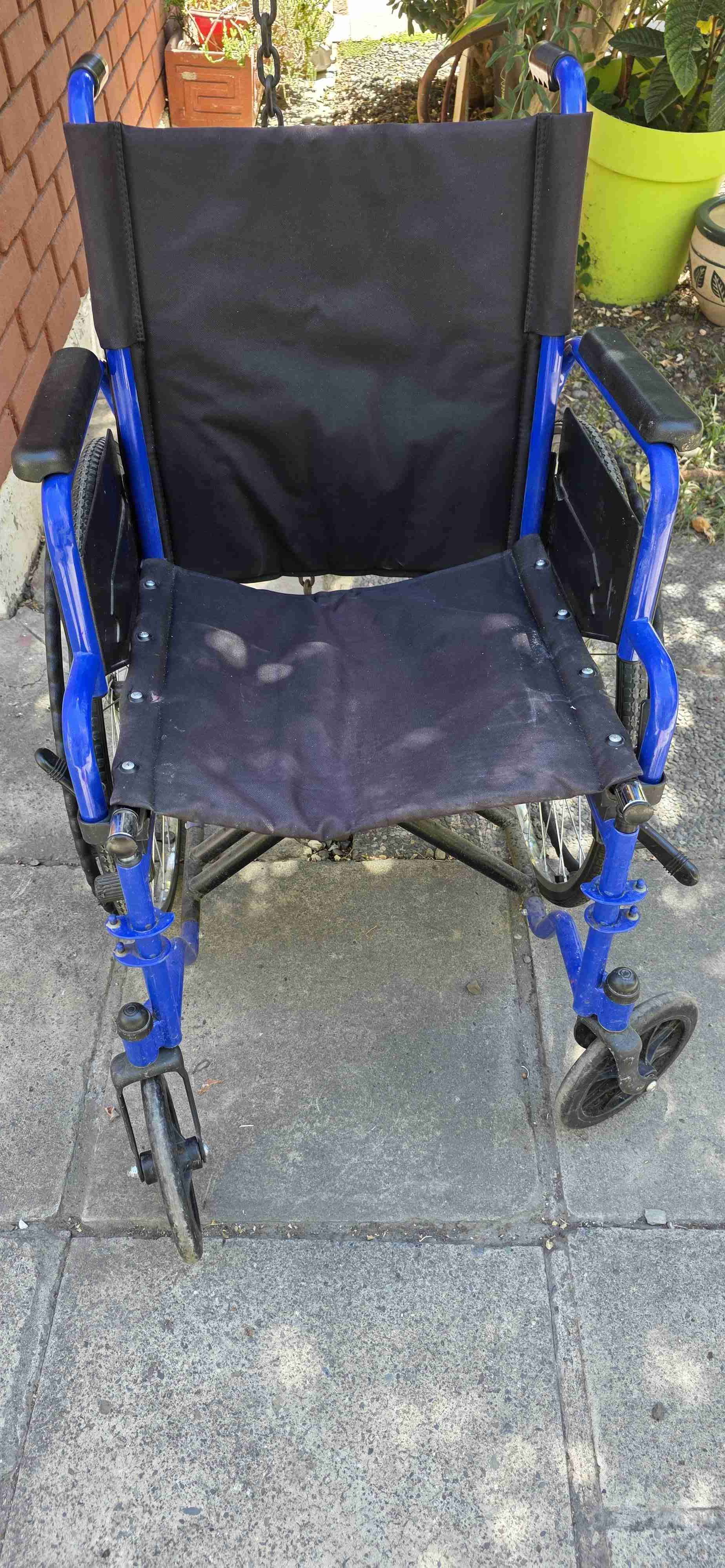 Silla de ruedas azul plegable
